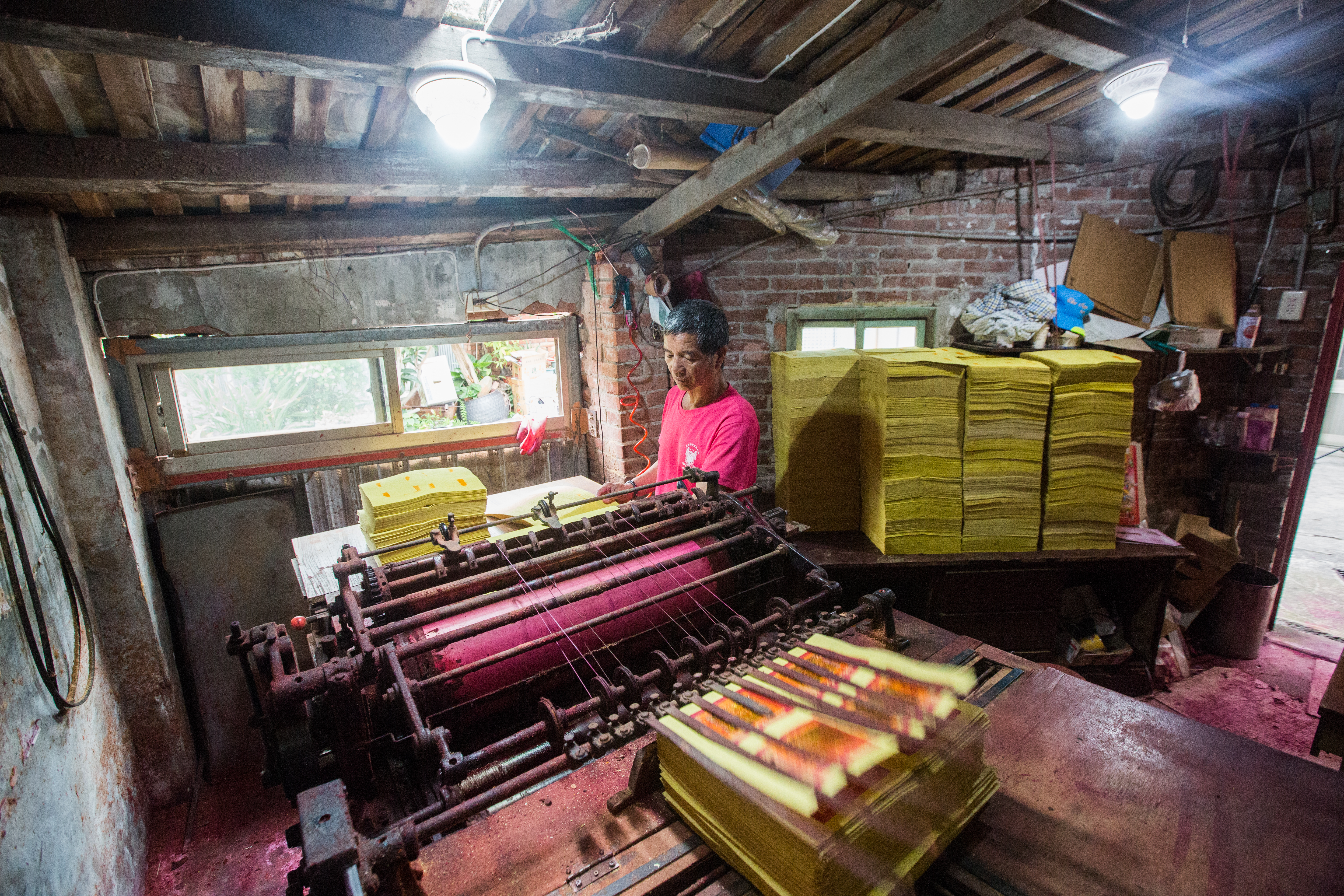 經印章機於金紙正面蓋上福祿壽等章。