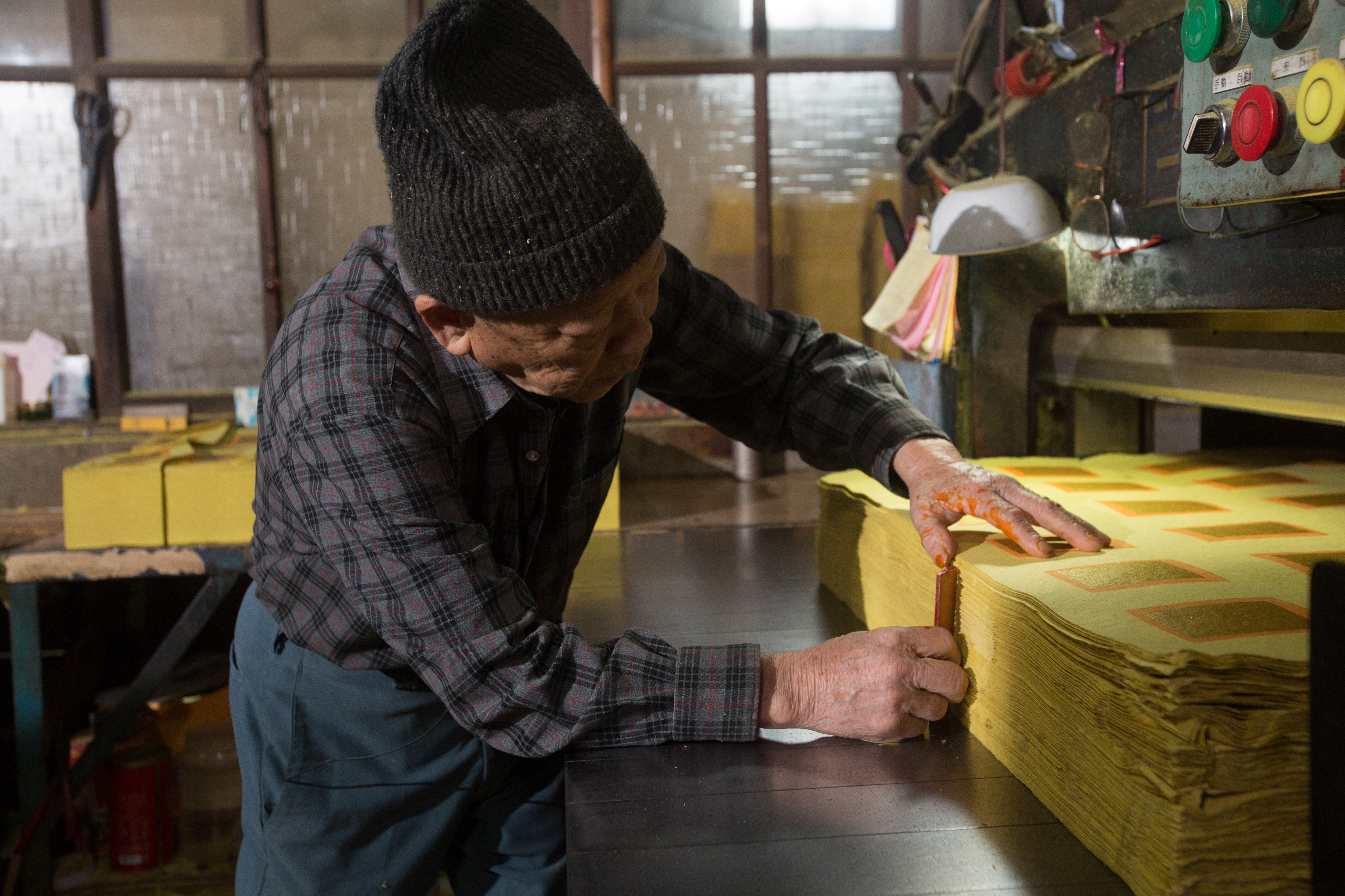 切紙機將紙裁切成販售大小。