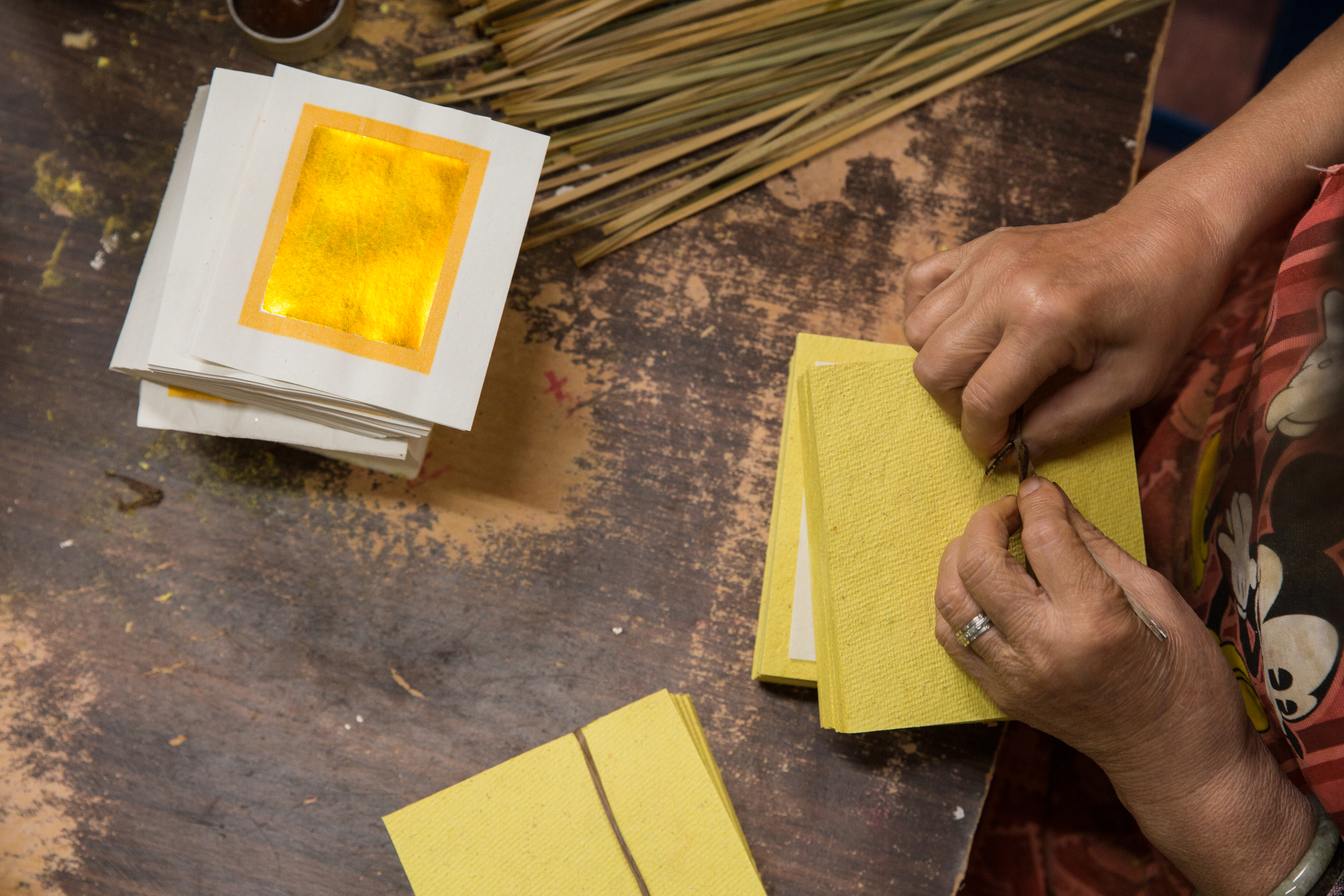 以藺草將綑綁金紙，上頭覆蓋一張白紙，俗稱面。