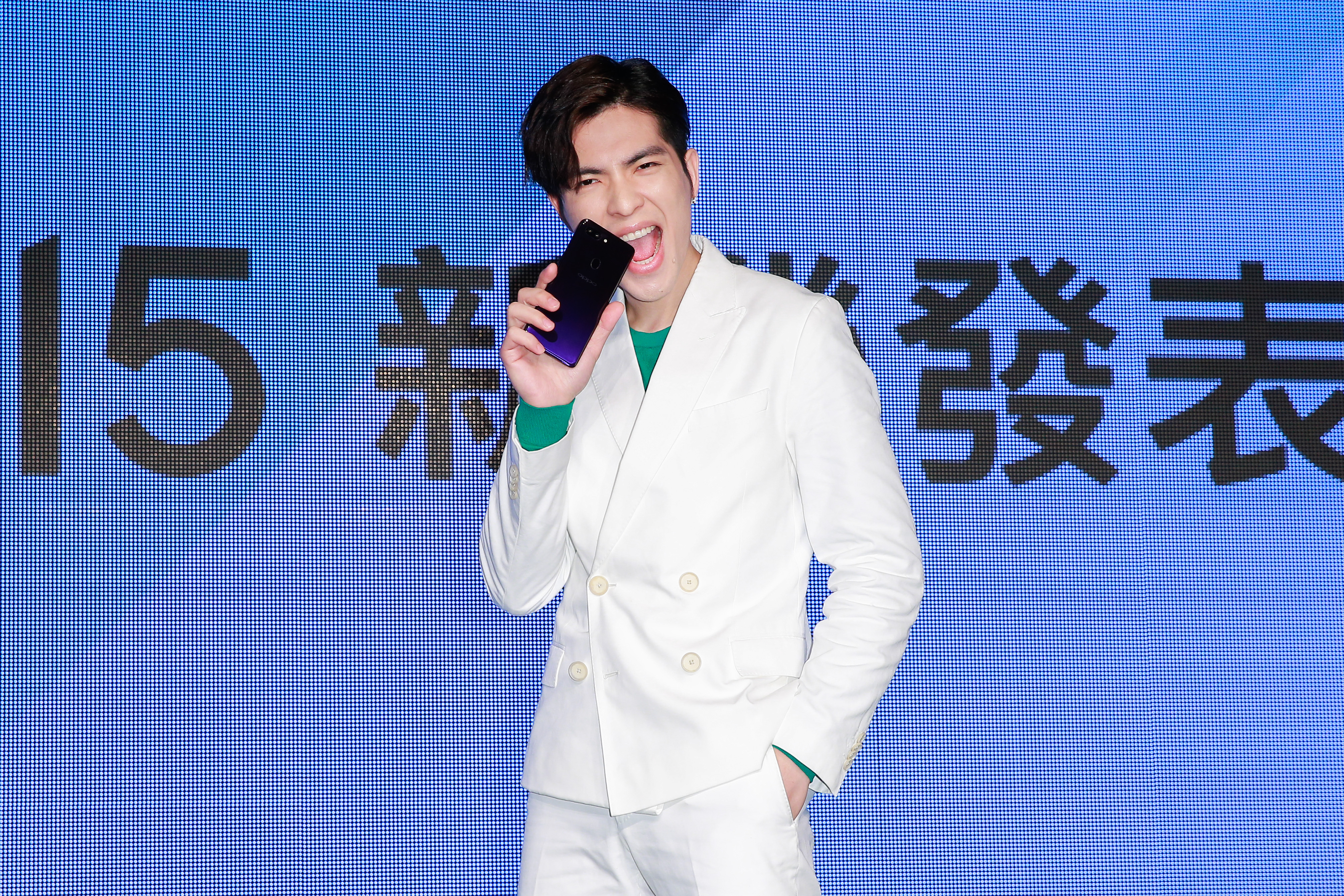 蕭敬騰做出逗趣姿勢。