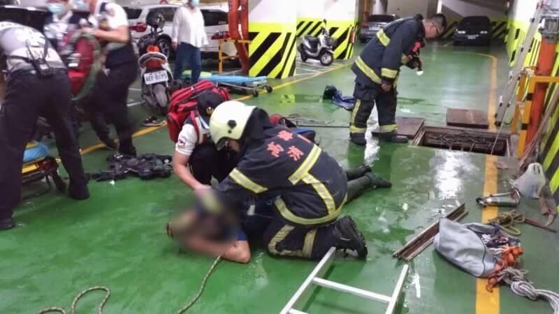 警消將受困於汙水槽中的3名工人分別救出，可惜已經回天乏術。（警消提供）