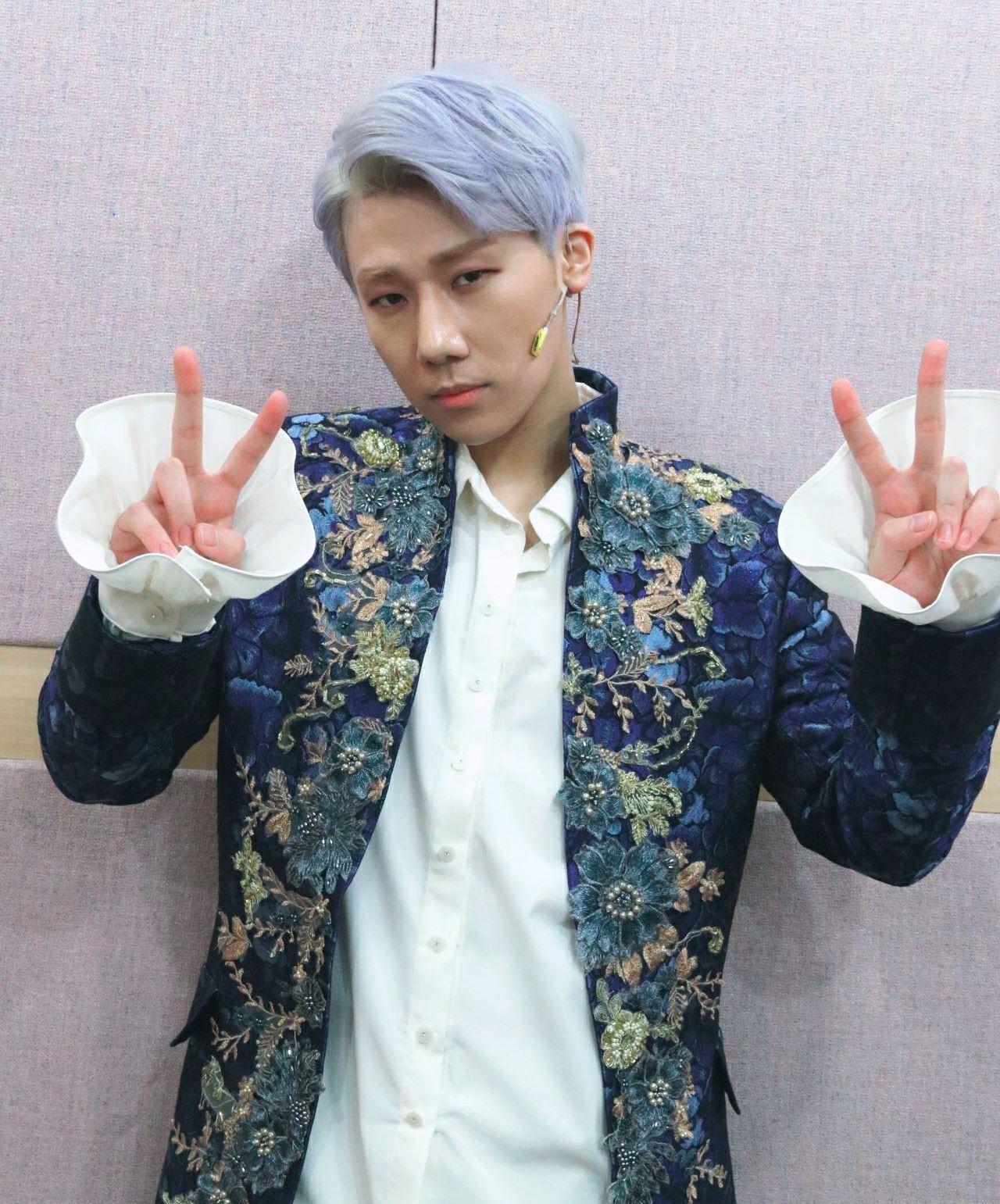 金聖圭首次出演話劇《AMADEUS》,演出莫札特一角。(翻攝自INFINITE FB)