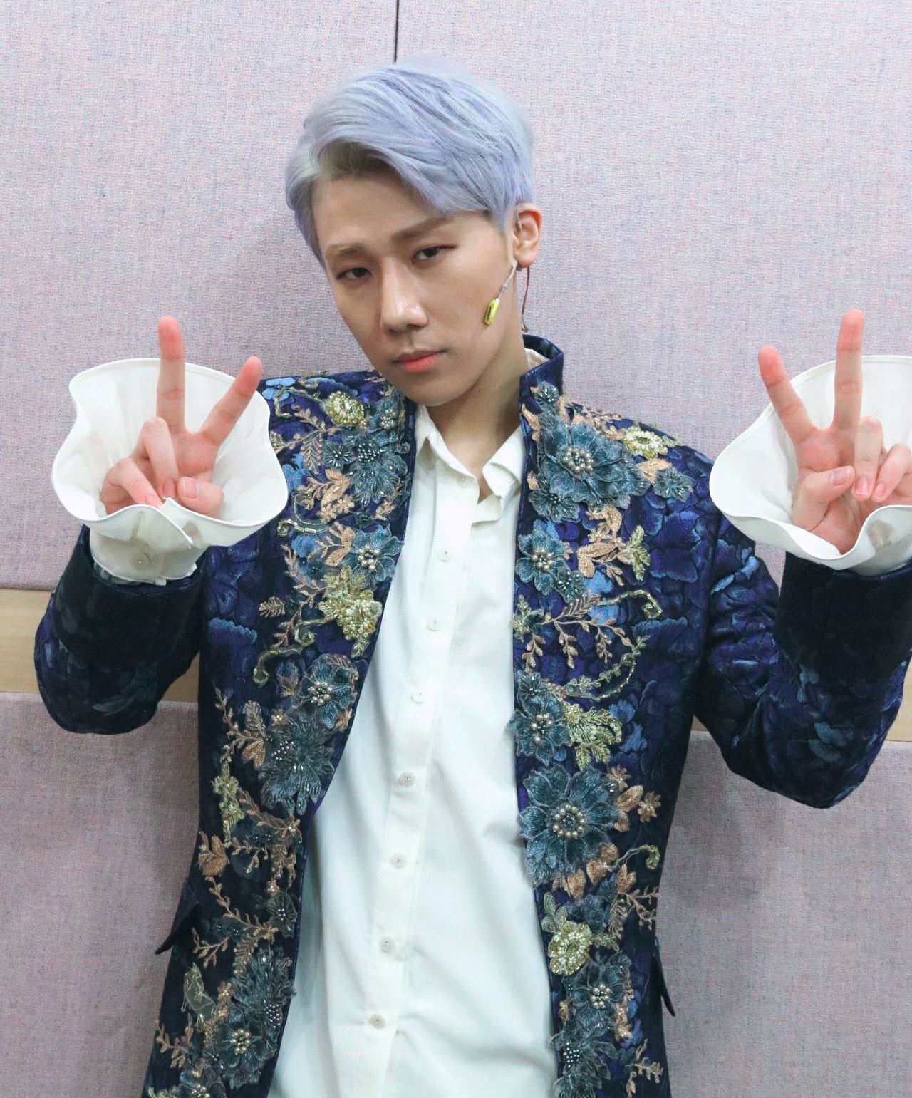 金聖圭首次出演話劇《AMADEUS》,演出莫札特一角。(翻攝自INFINITE FB)