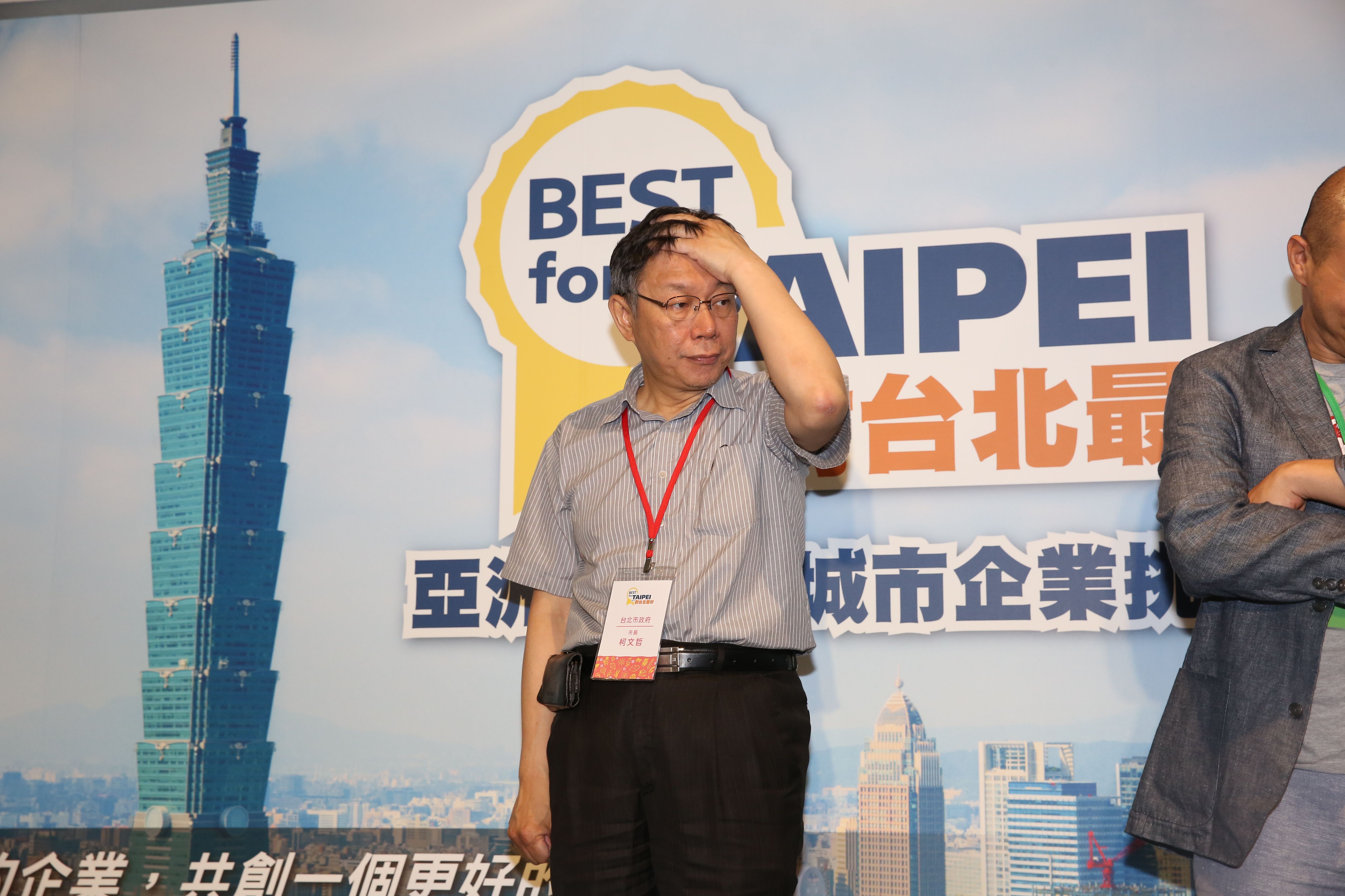 柯文哲當選前曾宣示，要求主管簽署透明廉政公約，明定市府約聘雇人員及職務代理人一律上網公告、公開招考聘用。