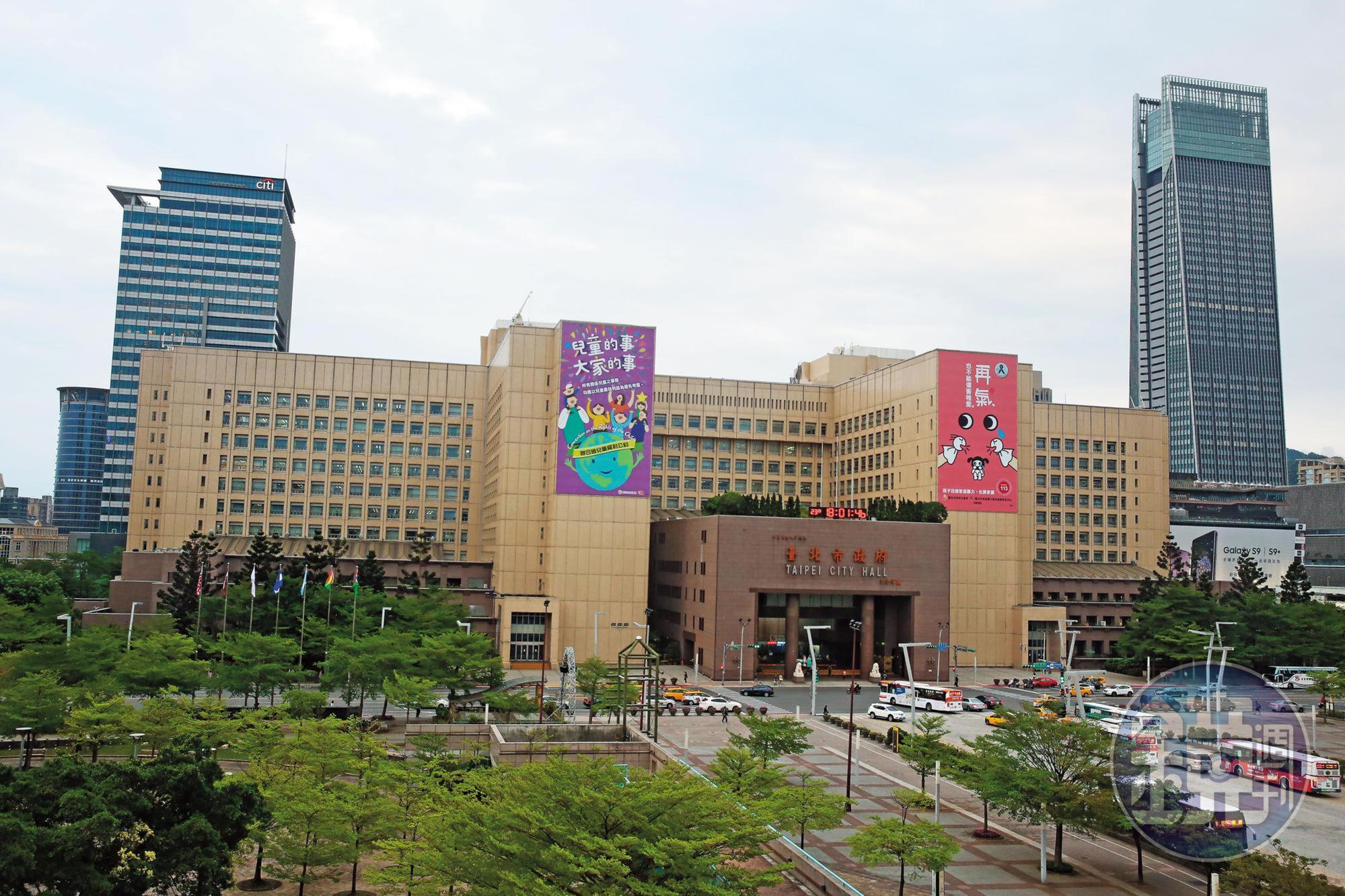 台北市長柯文哲上任後多次批評關說文化，但底下的市府職員卻安插自己人進到市府擔任約聘人員。