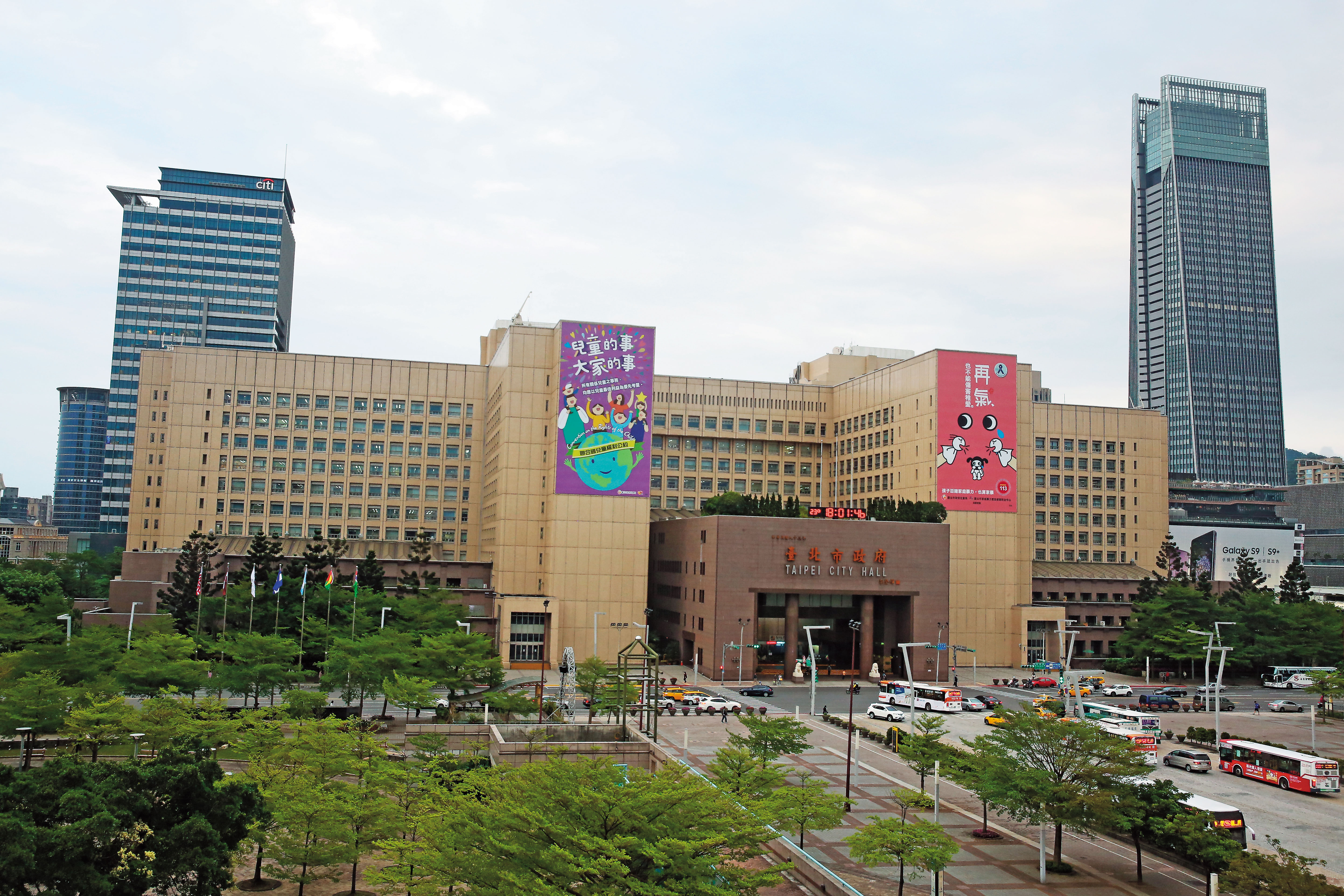 台北市長柯文哲上任後多次批評關說文化,但底下的市府職員卻安插自己人進到市府擔任約聘人員。