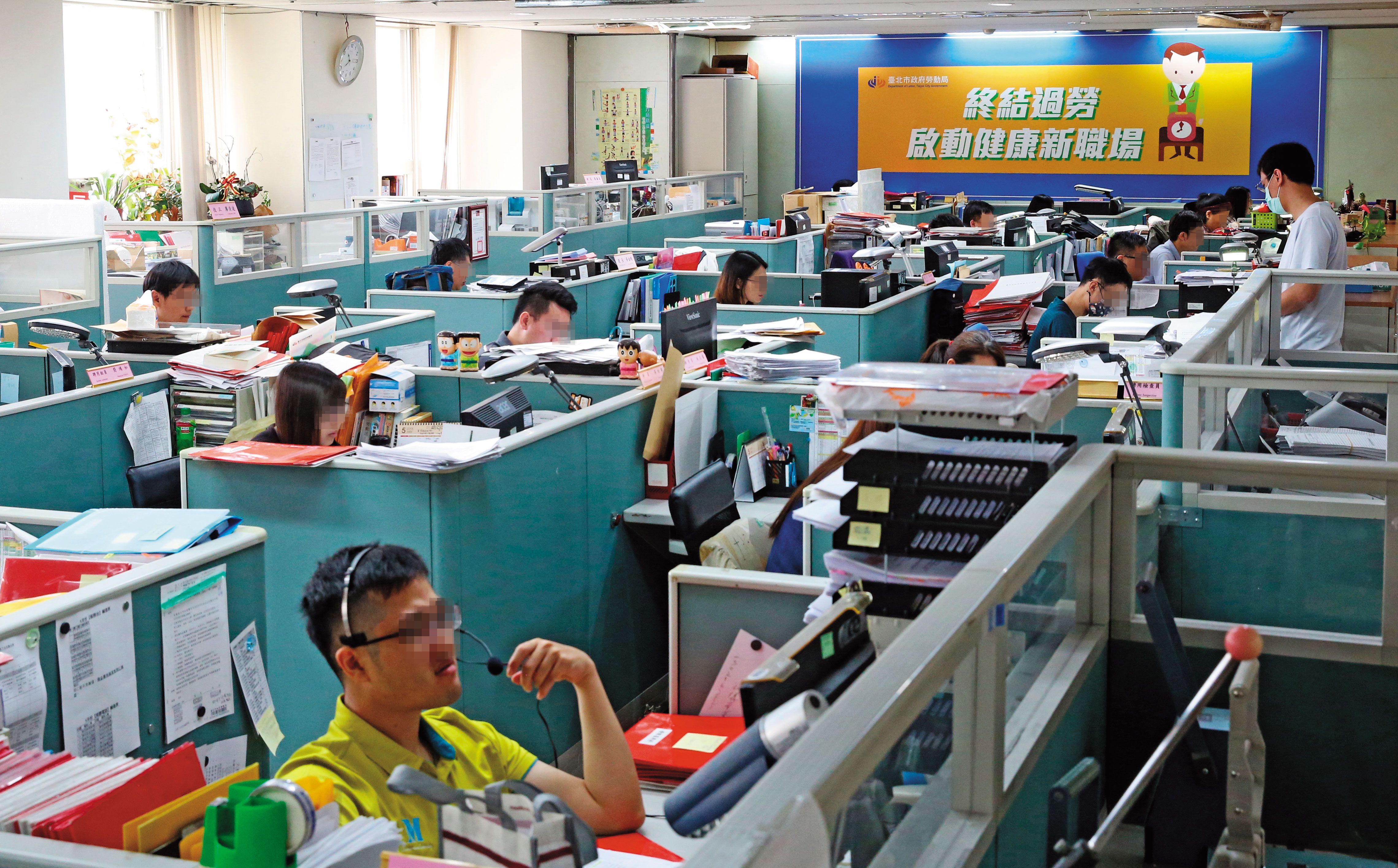 根據爆料人提供的資料，北市府勞動局疑似也有回鍋的情形發生。