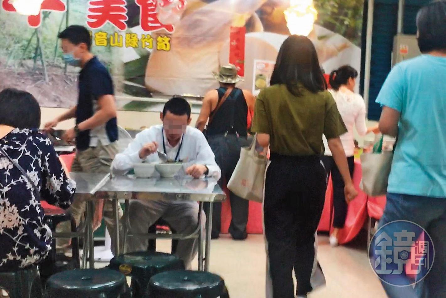 5月4日11：54，中午休息時間還未到，許多公務人員就趕搭電梯，去美食街享用午餐（圖）。