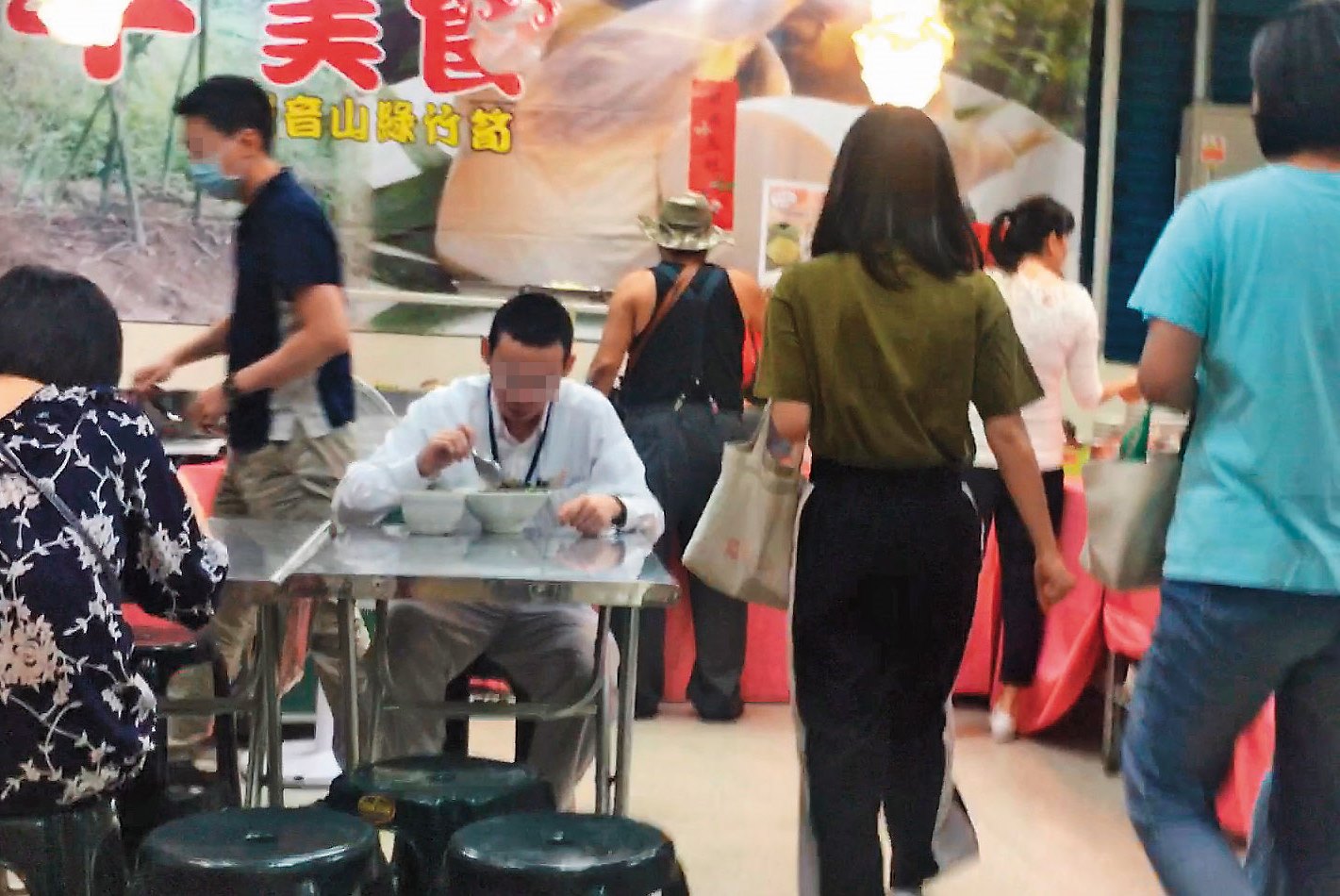 5月4日11:54,中午休息時間還未到,許多公務人員就趕搭電梯,去美食街享用午餐(圖)。