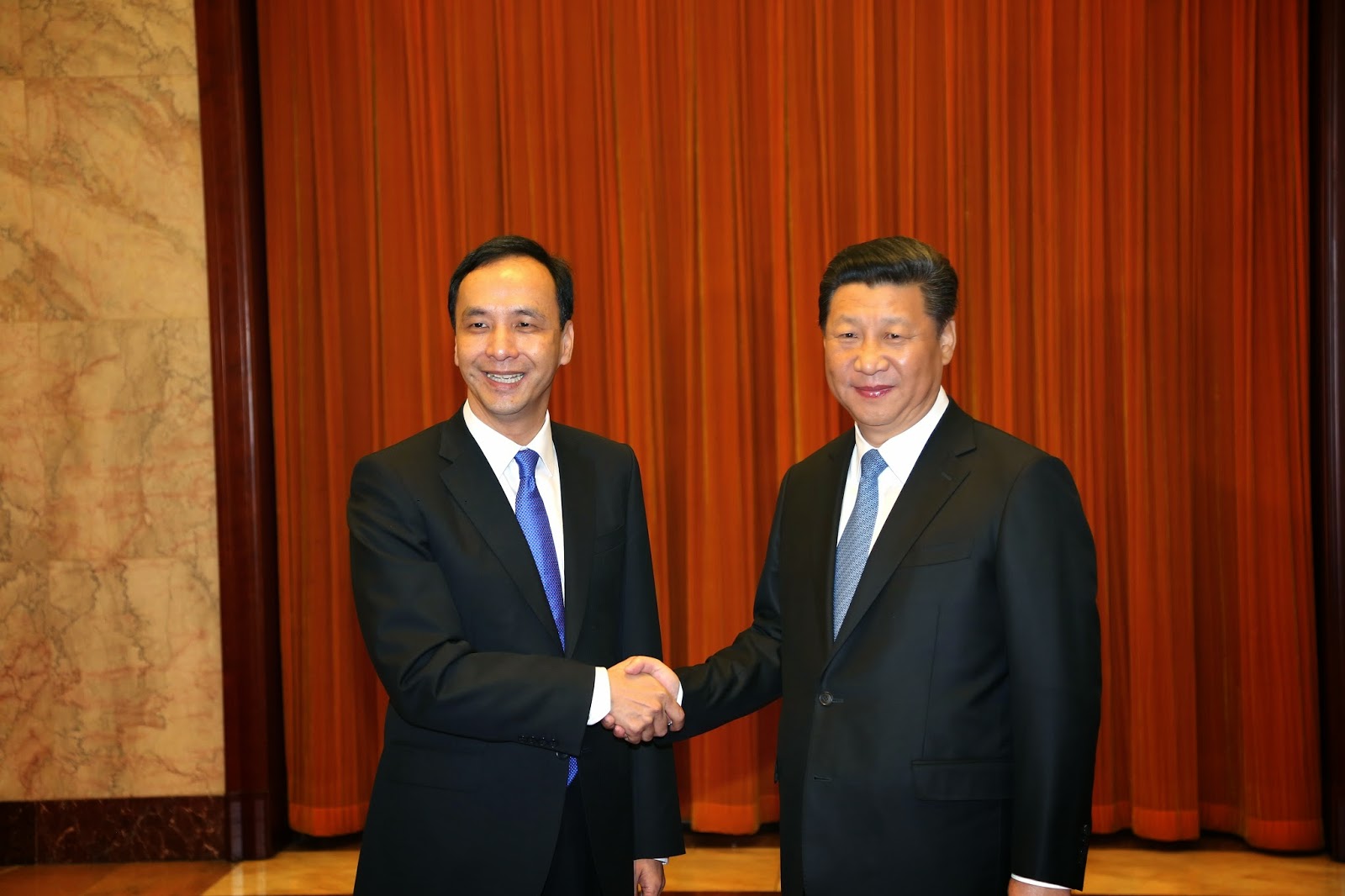前國民黨主席朱立倫（左）任內曾成功登陸，與對岸領導人習近平（右）會面。（國民黨提供）