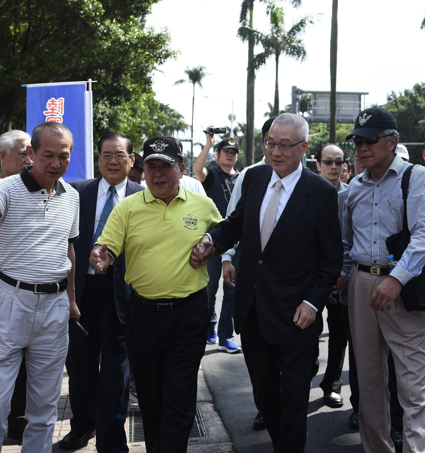 國民黨主席吳敦義最近身體不適,日前赴立法院為反年改團體「八百壯士」加油,還需八百壯士副指揮官吳斯懷攙扶。(翻攝臉書)
