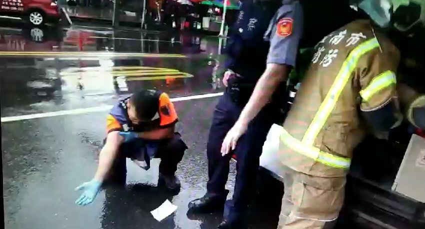 首當其衝的消防隊員林丙煌右前臂、右肩遭陳嫌潑鹽酸致2度灼傷，趕緊用清水洗淨。（警消提供）