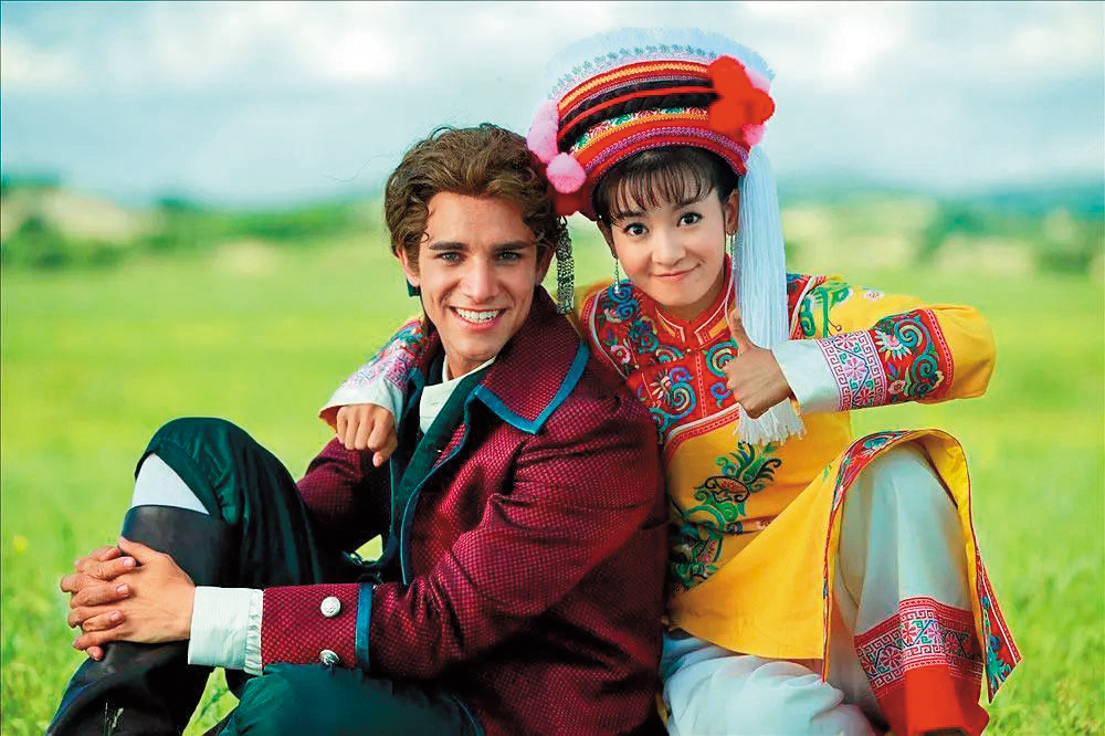 潘傑明的外型跟歌藝，曾被瓊瑤相中去拍《新還珠格格》，瓊瑤對他甚是喜歡，每週緊盯他在《超級偶像》的比賽。右為李晟。