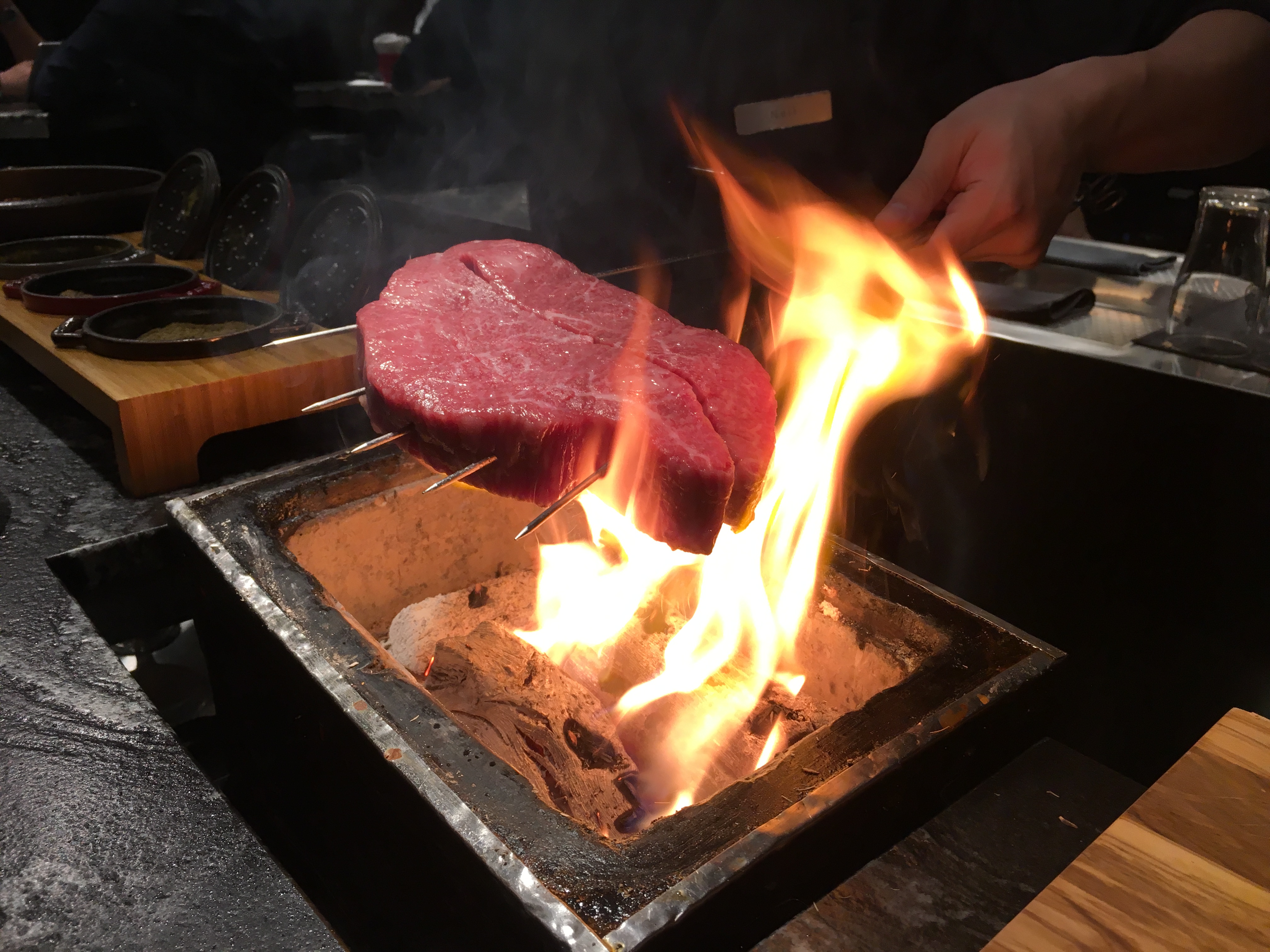直火炭烤後的日本A4級和牛，油脂豐美，軟嫩香甜。