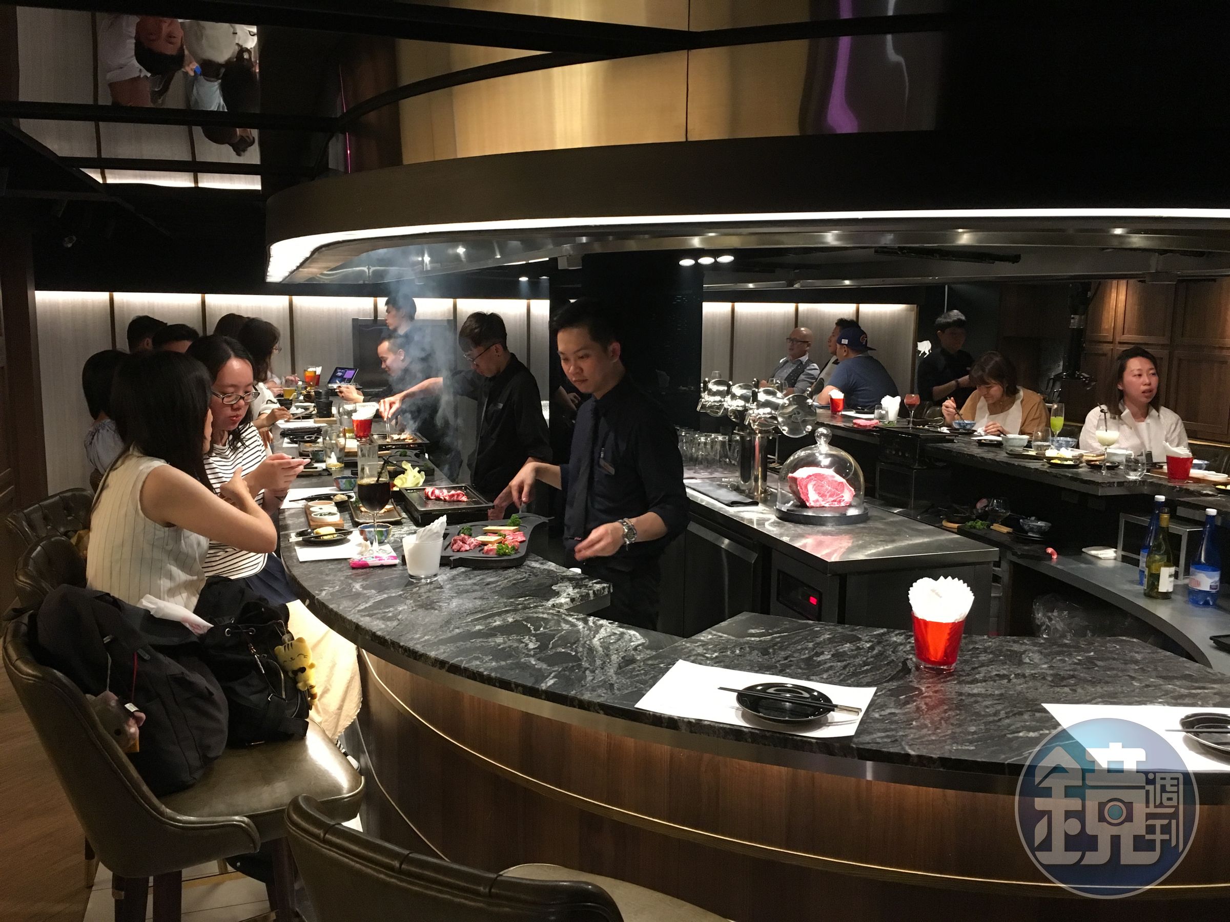 「樂軒Urban Wagyu Bar」以蒙馬特灰大理石吧台，營造出都會時尚的用餐氛圍。