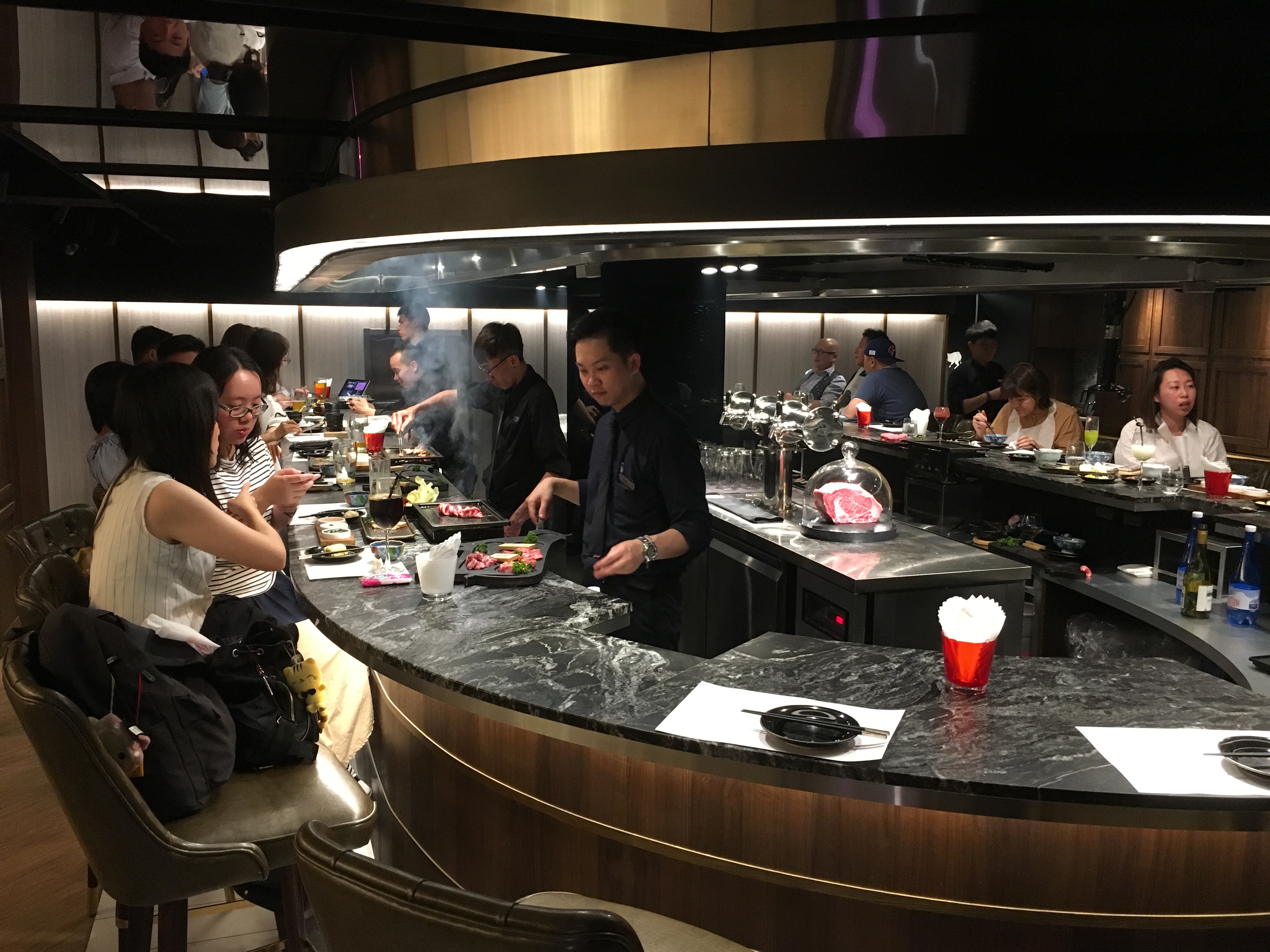 「樂軒Urban Wagyu Bar」以蒙馬特灰大理石吧台，營造出都會時尚的用餐氛圍。