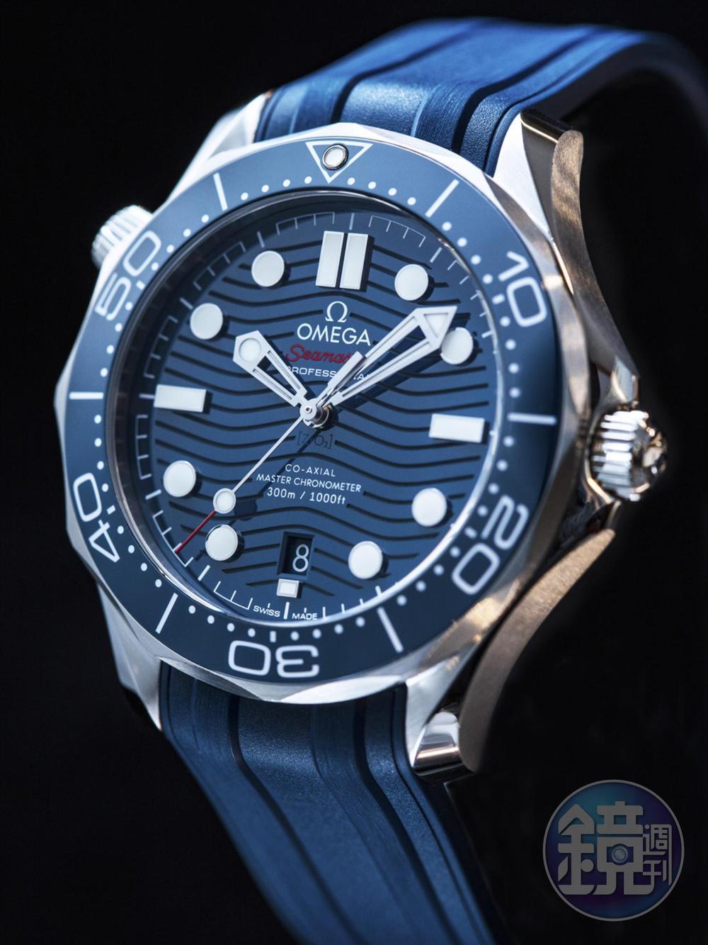 《Seamaster Diver 300M》面盤以以光面陶瓷製造，備有黑色、藍色或物理氣化沉積(PVD)鉻銀色以供選擇，以鐳射鐫刻原創版波浪紋理。功能：時間顯示/機芯：自動上鏈機芯/建議售價：約NT$155,500