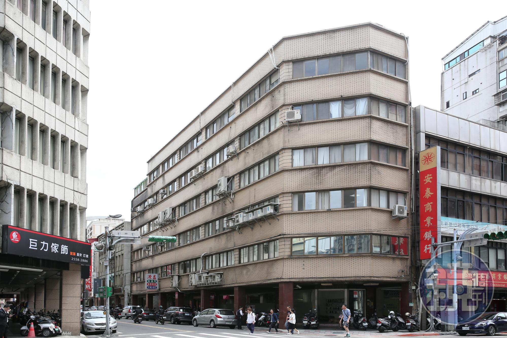 陳敏薰父親陳重義從迪化街起家，後來透過投資股票、房產累積上億身價。