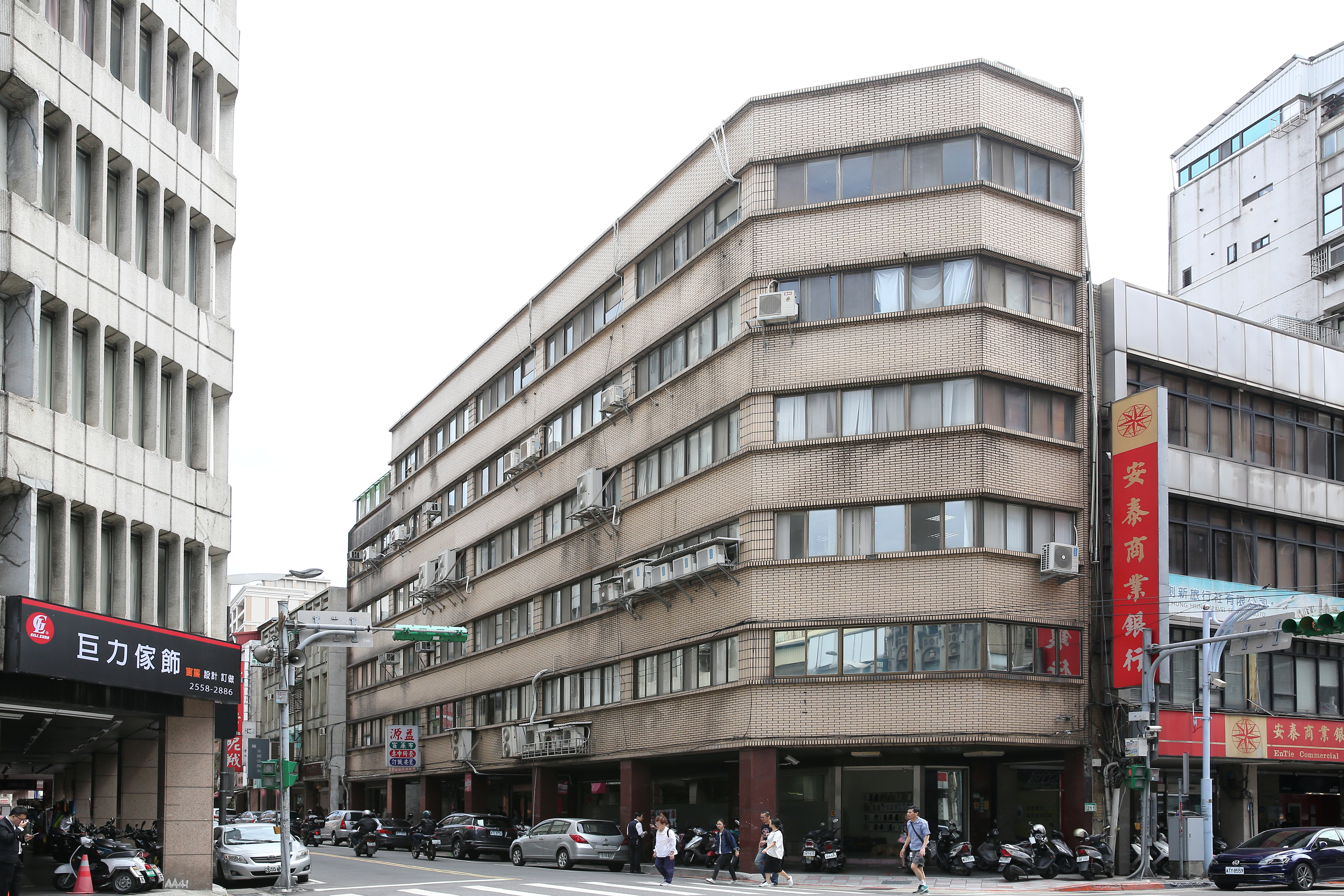 陳敏薰父親陳重義從迪化街起家，後來透過投資股票、房產累積上億身價。