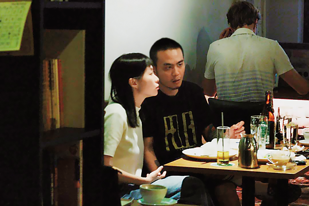 鄭宜農（左）的IG則貼上了類偷拍照，是她跟前夫楊大正（右）同桌而坐的照片，顯示他們離婚後還是朋友。（翻攝自鄭宜農IG）