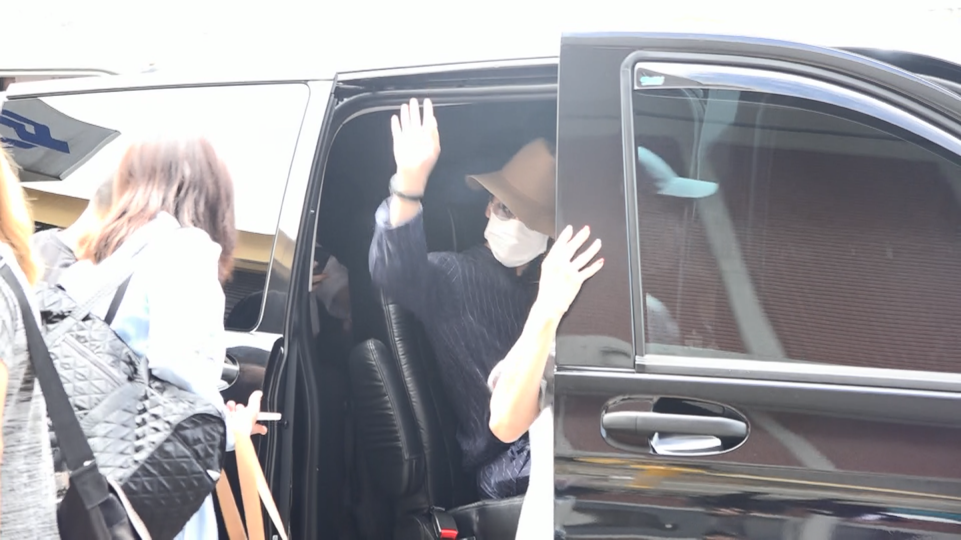 龜梨和也坐上車時親切對粉絲揮手，立刻引爆尖叫聲。