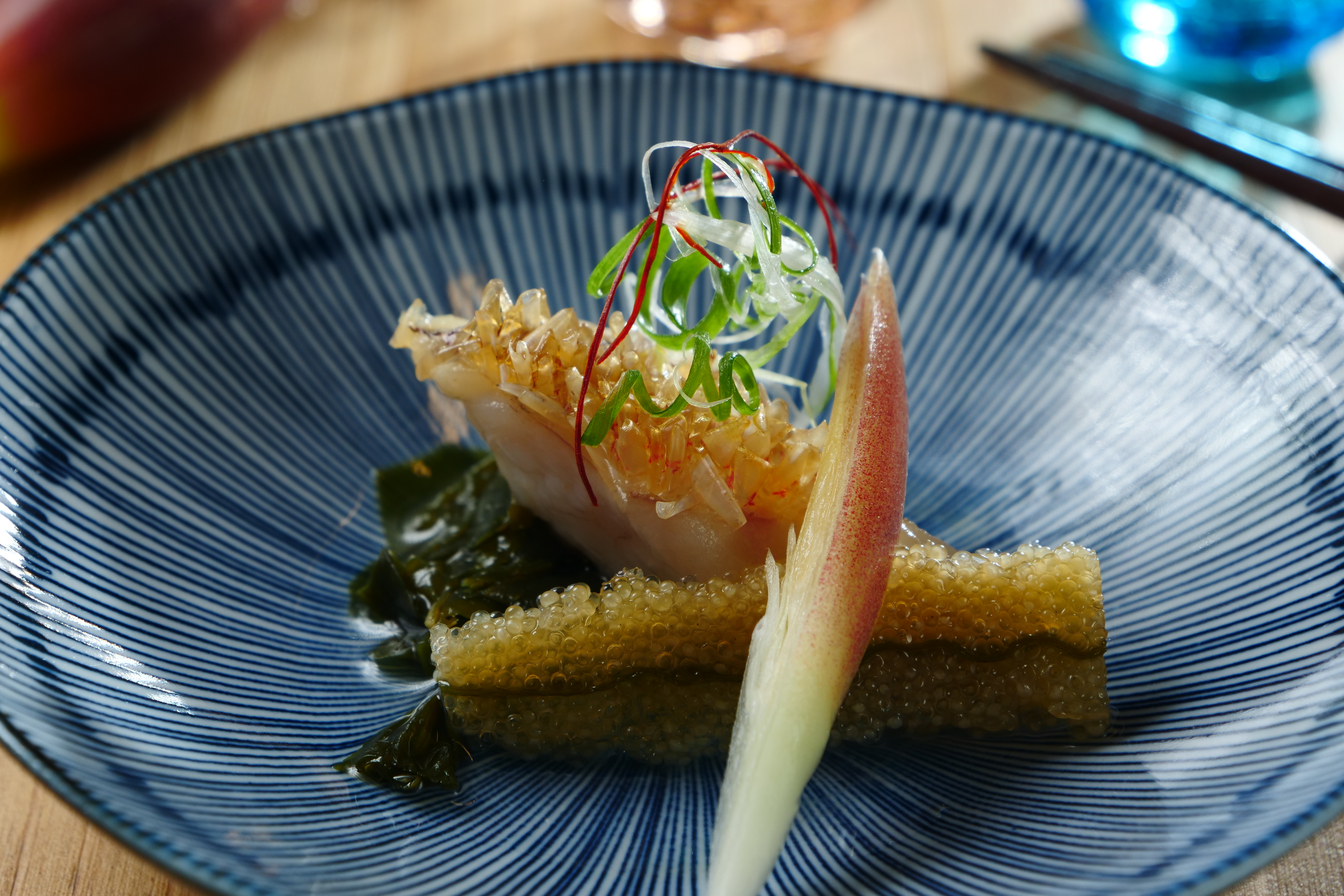 「甘鯛立鱗燒」作法麻煩，卻讓魚鱗有了奇趣口感。