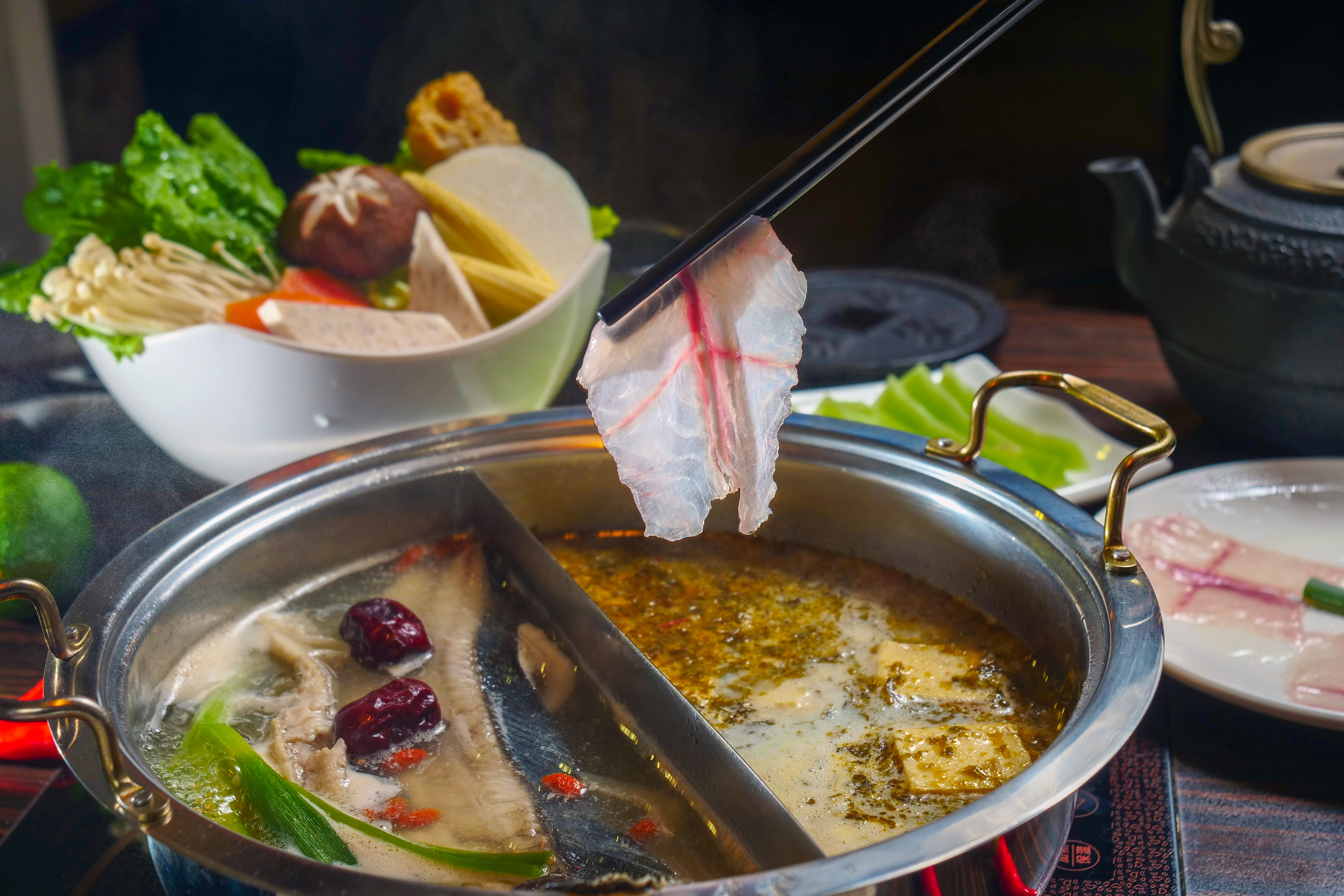 「斑魚火鍋」可任選二種湯底。（活斑魚980元／條，鍋底費90元／每人）