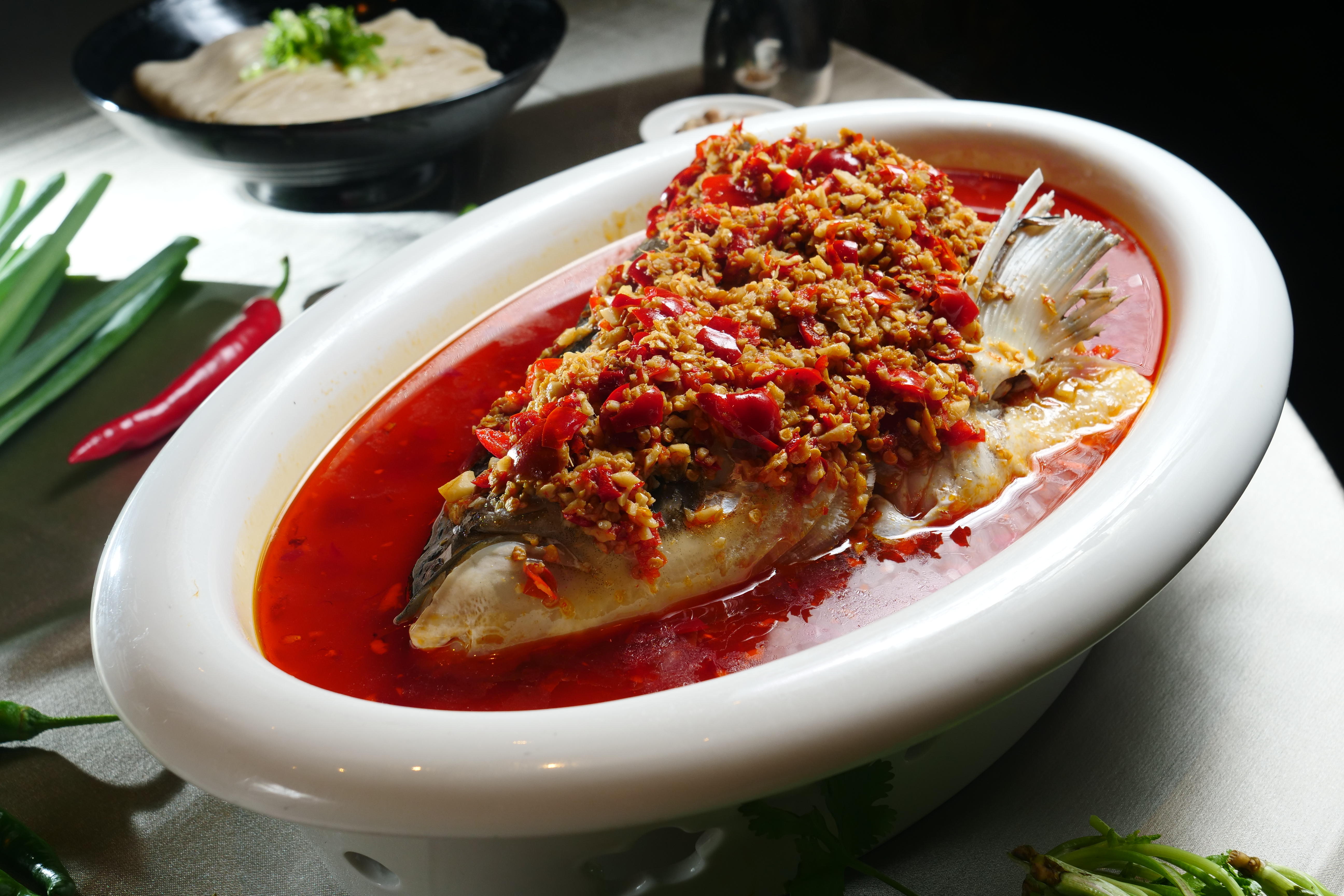 「湘味剁椒魚頭」選用活水養殖大頭鰱，肉質細緻無土腥，臉頰肉最是精彩。（1,480元／份）