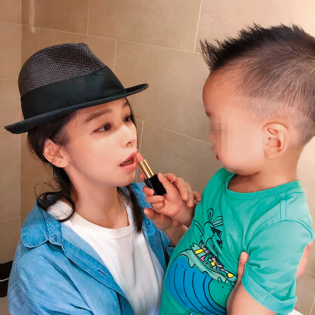 徐若瑄經常在臉書曬與兒子小V寶的親暱互動，看得出徐若瑄寵愛得來不易的兒子。（翻攝自徐若瑄IG）