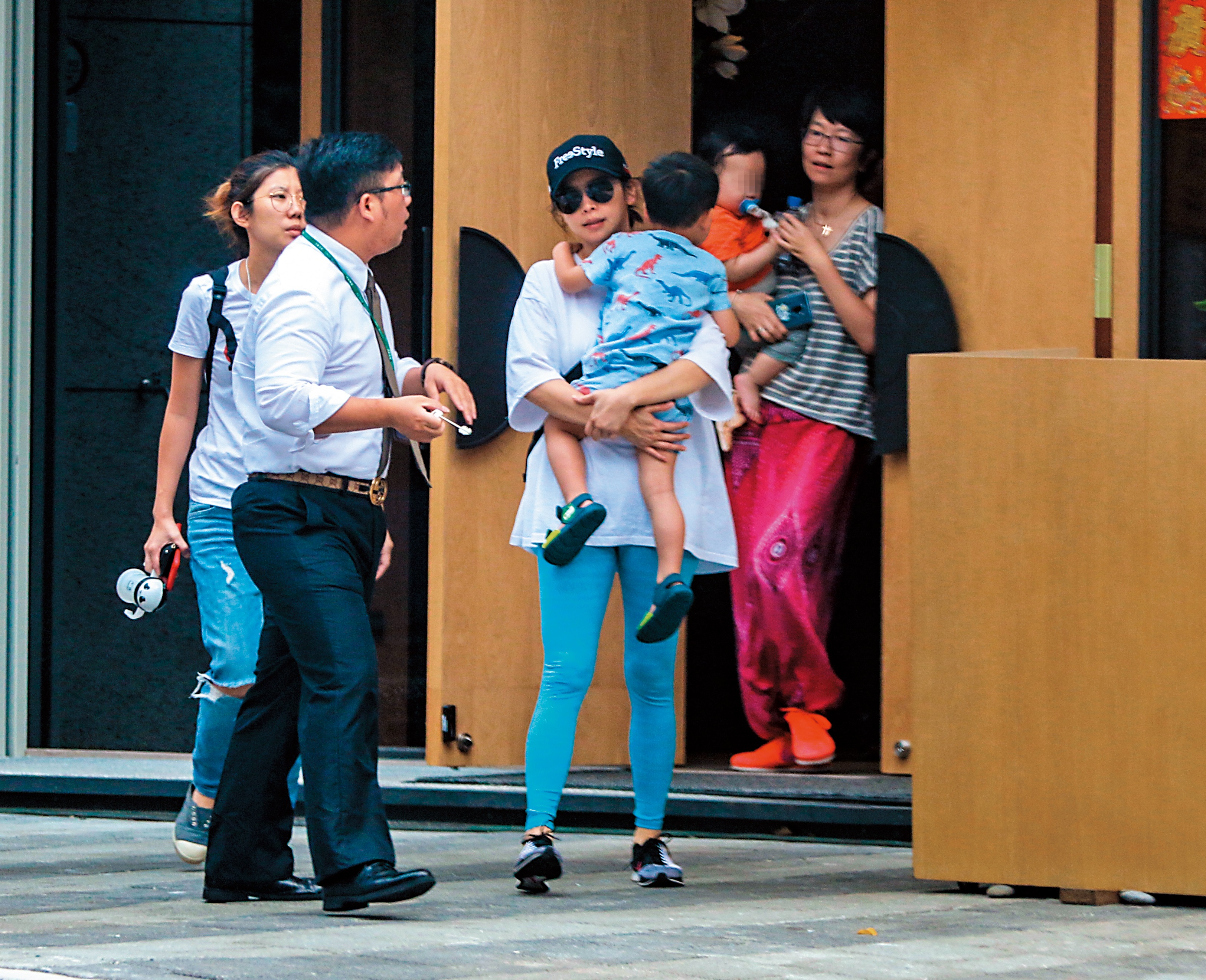 徐若瑄寵愛將滿3歲的小V寶，抱著已十多公斤的兒子，絲毫不吃力。