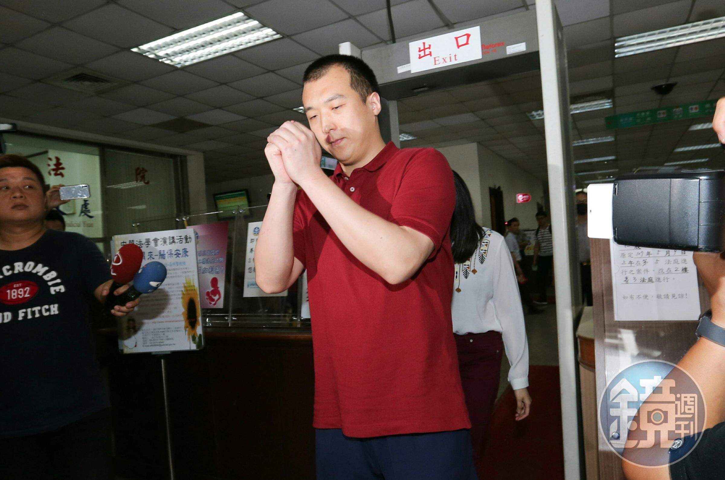 周泓旭因吸收我國官員發展組織遭判1年2個月後今獲釋。