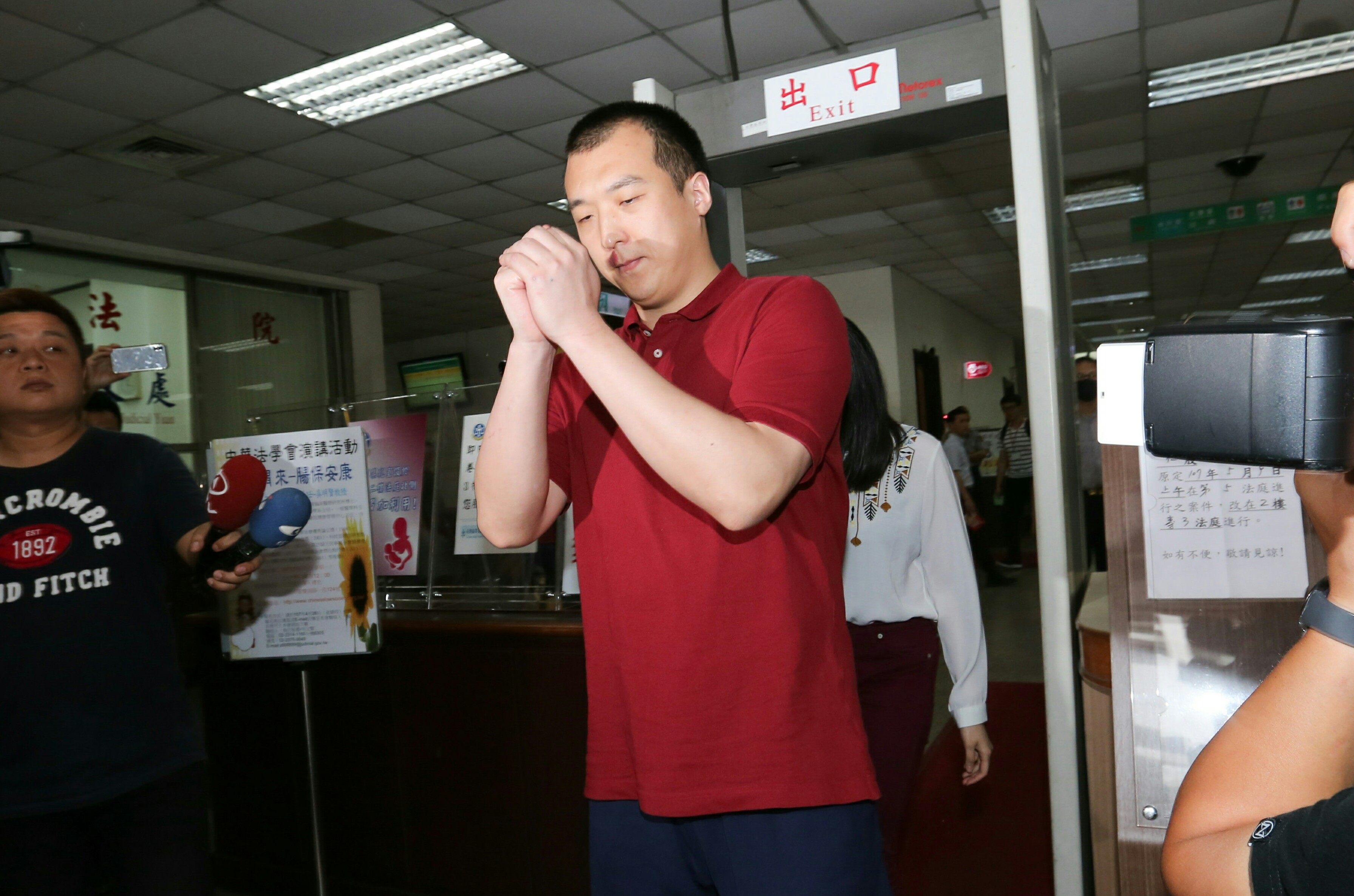 周泓旭因吸收我國官員發展組織遭判1年2個月後今獲釋。