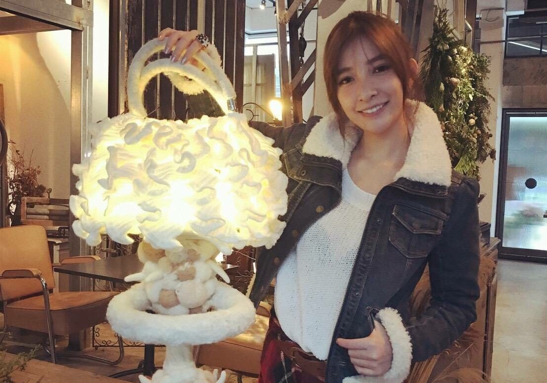 許維恩捐出的舊手提包被藝術家改造成檯燈,兼具實用及環保概念。(奧瑪優勢提供)