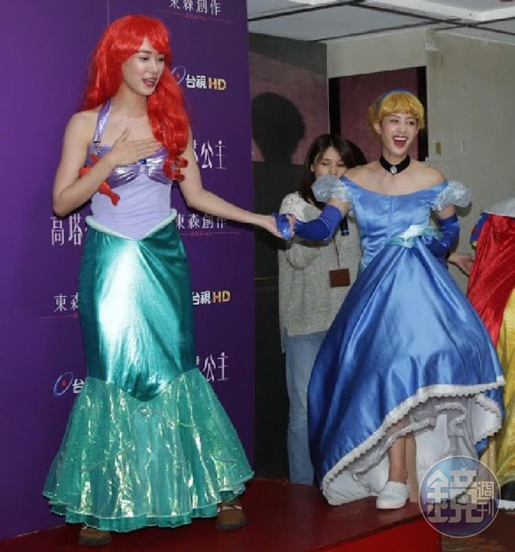 孟耿如穿小美人魚裝卻一直遮胸,莫允雯的灰姑娘造型頗適合她。
