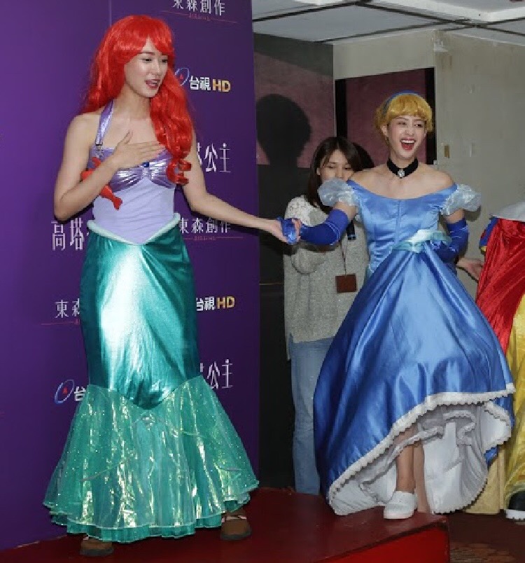 孟耿如穿小美人魚裝卻一直遮胸，莫允雯的灰姑娘造型頗適合她。