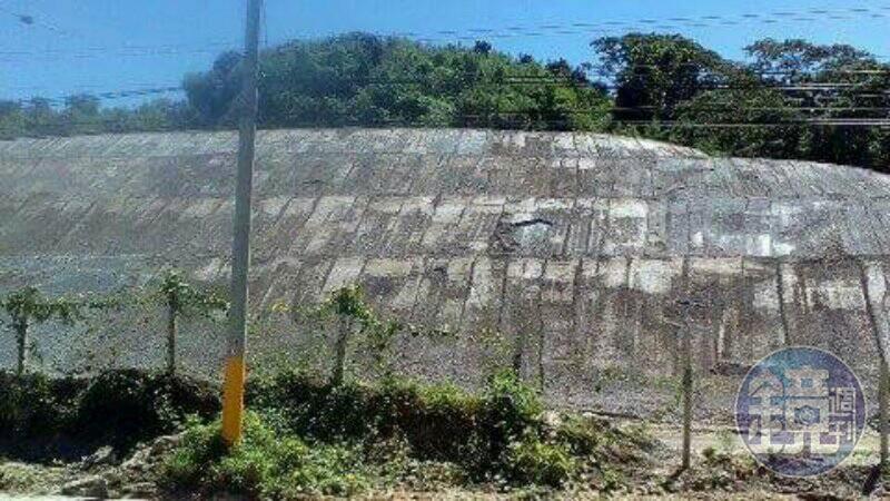 露天堆置卻沒有抑制揚塵設施，造成空汙當地居民抗議。（讀者提供）