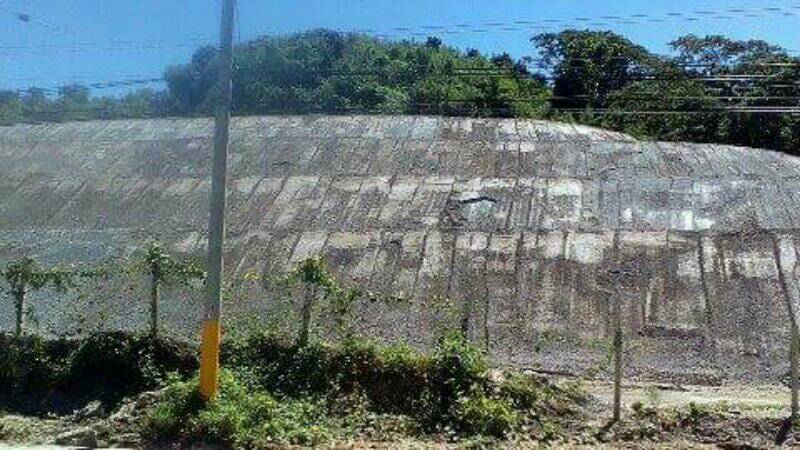 露天堆置卻沒有抑制揚塵設施，造成空汙當地居民抗議。（讀者提供）