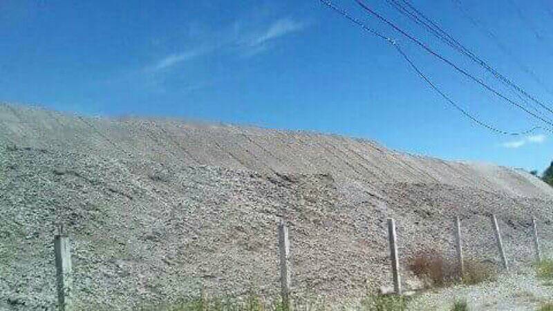 拉瓦格港口堆置的大堆爐石引發國際環團向政府抗議。（讀者提供）