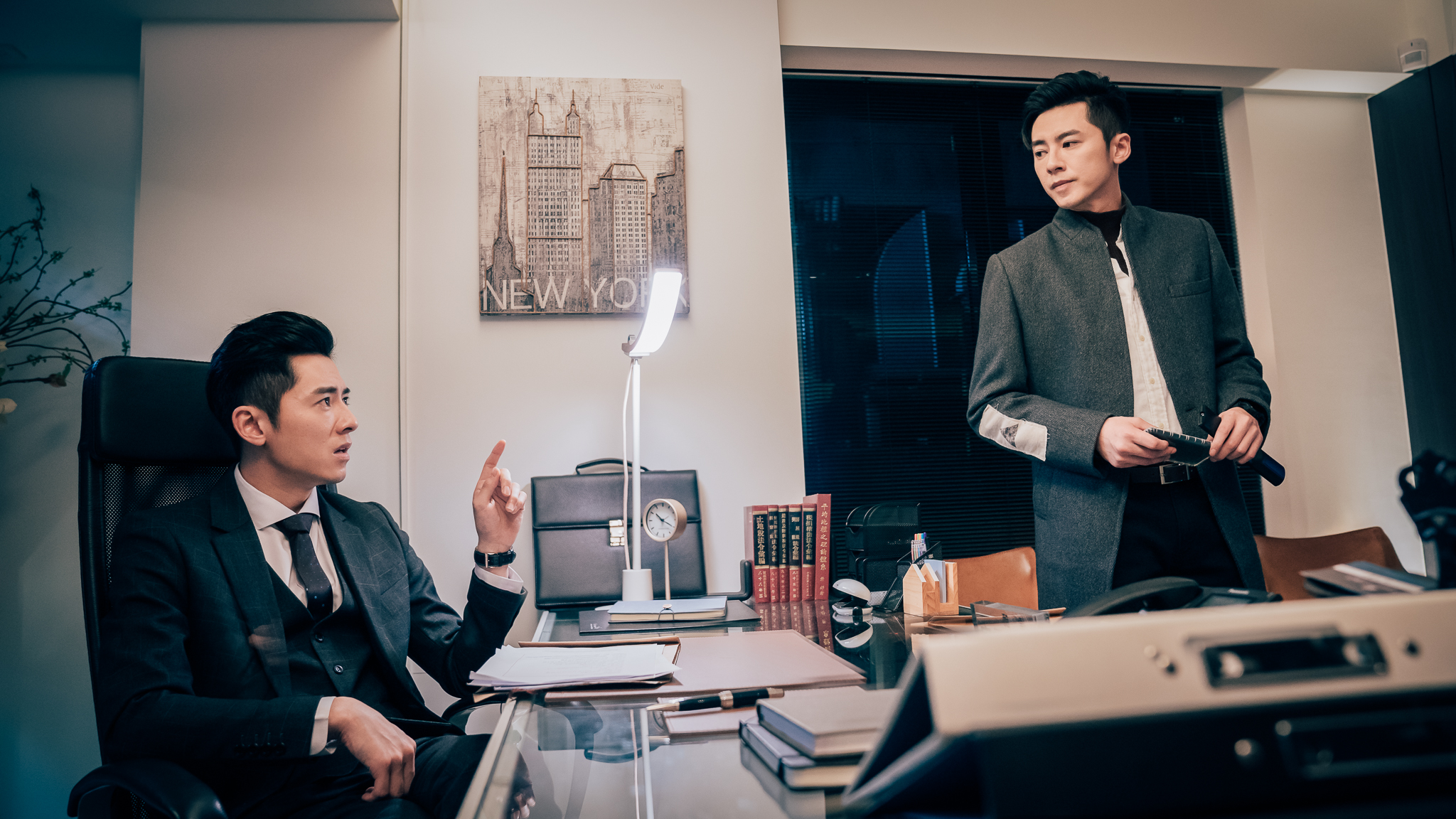 李國毅在戲裡4個月前的自己相見，讓人有時空錯亂的感覺。（歐娣娣娛樂提供）