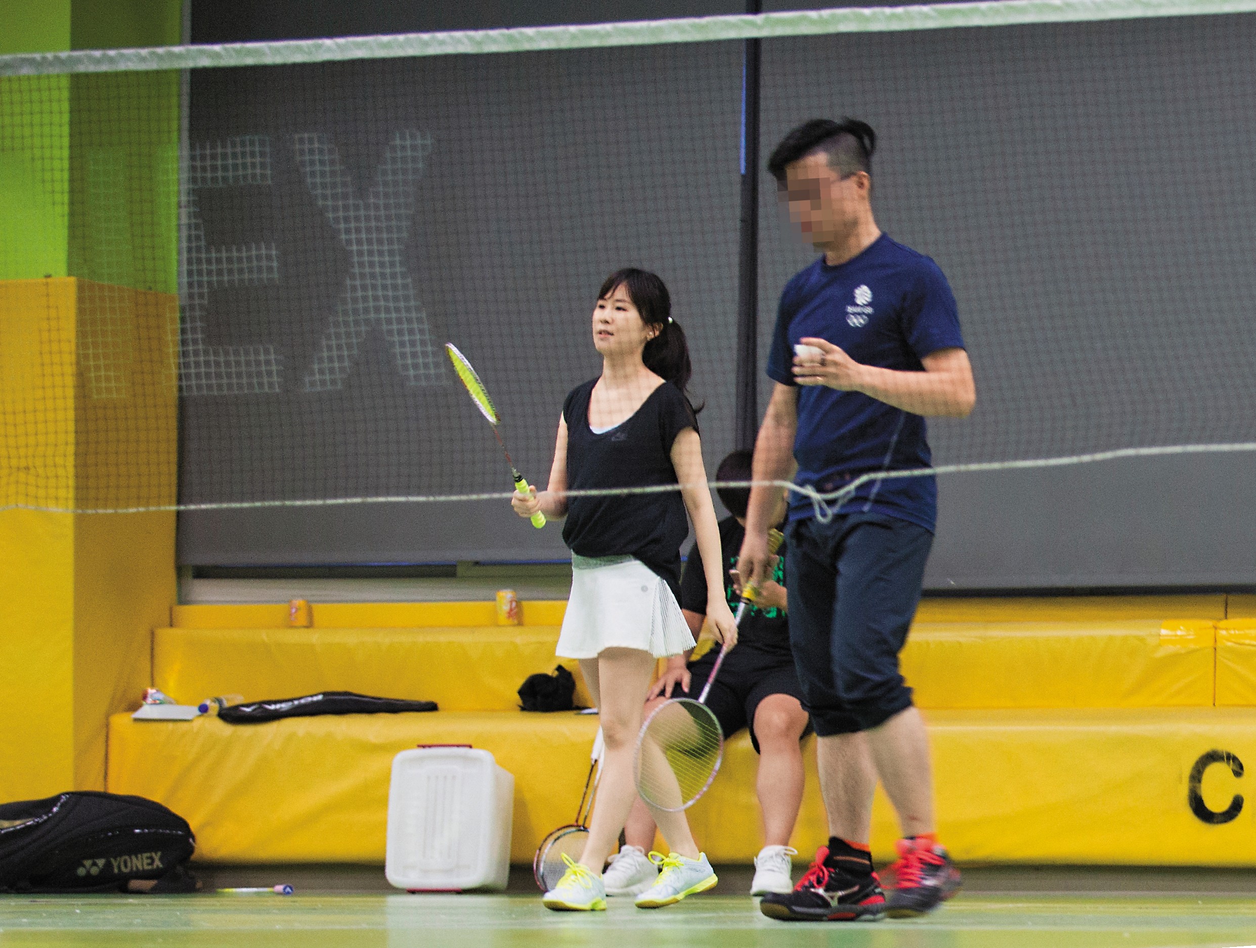 本刊在萬華運動中心羽毛球場，直擊王思涵身邊出現新護花使者陪打羽毛球，但不見傳聞中的婚攝男友。王思涵在恢復單身後，感情生活格外引人好奇。