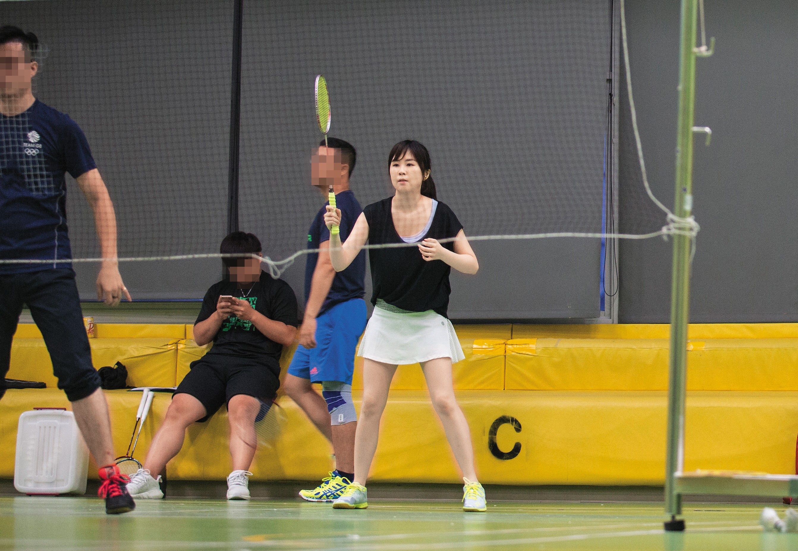 百億千金王思涵揮別家暴與婚變陰霾，與新護花壯男打羽球。