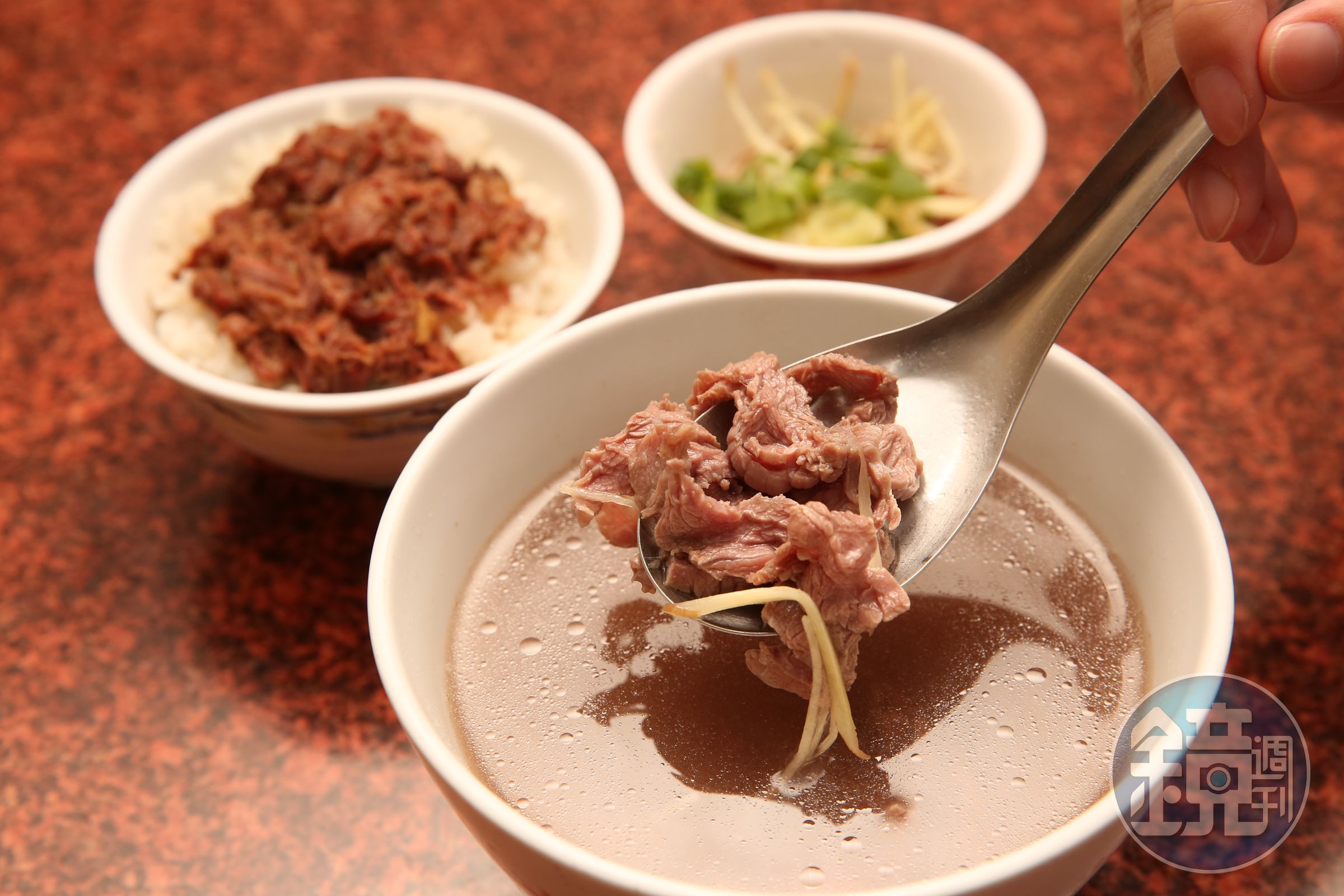 吳家土產牛肉湯是台南之名現宰牛肉湯店家，光是肉質部位口感就有3種選擇。（牛肉湯100元／小碗）