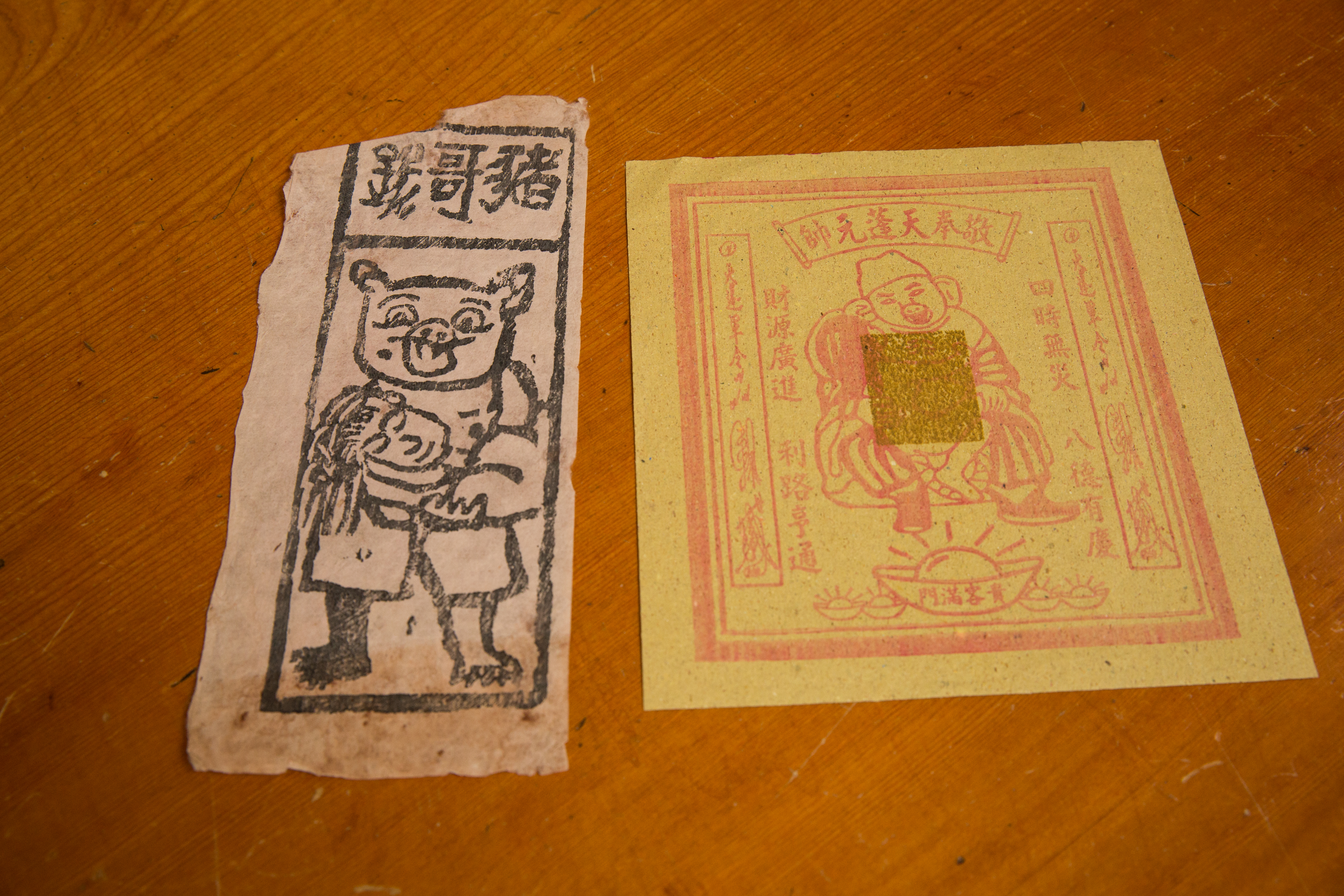 金紙能映照人心欲望,例如八大行業會燒豬哥錢,祈求生意興隆,例如左圖中豬哥抱著長髮女,左腳塗黑則有縱欲過度,恐惹禍上身之警惕。(張益銘提供)