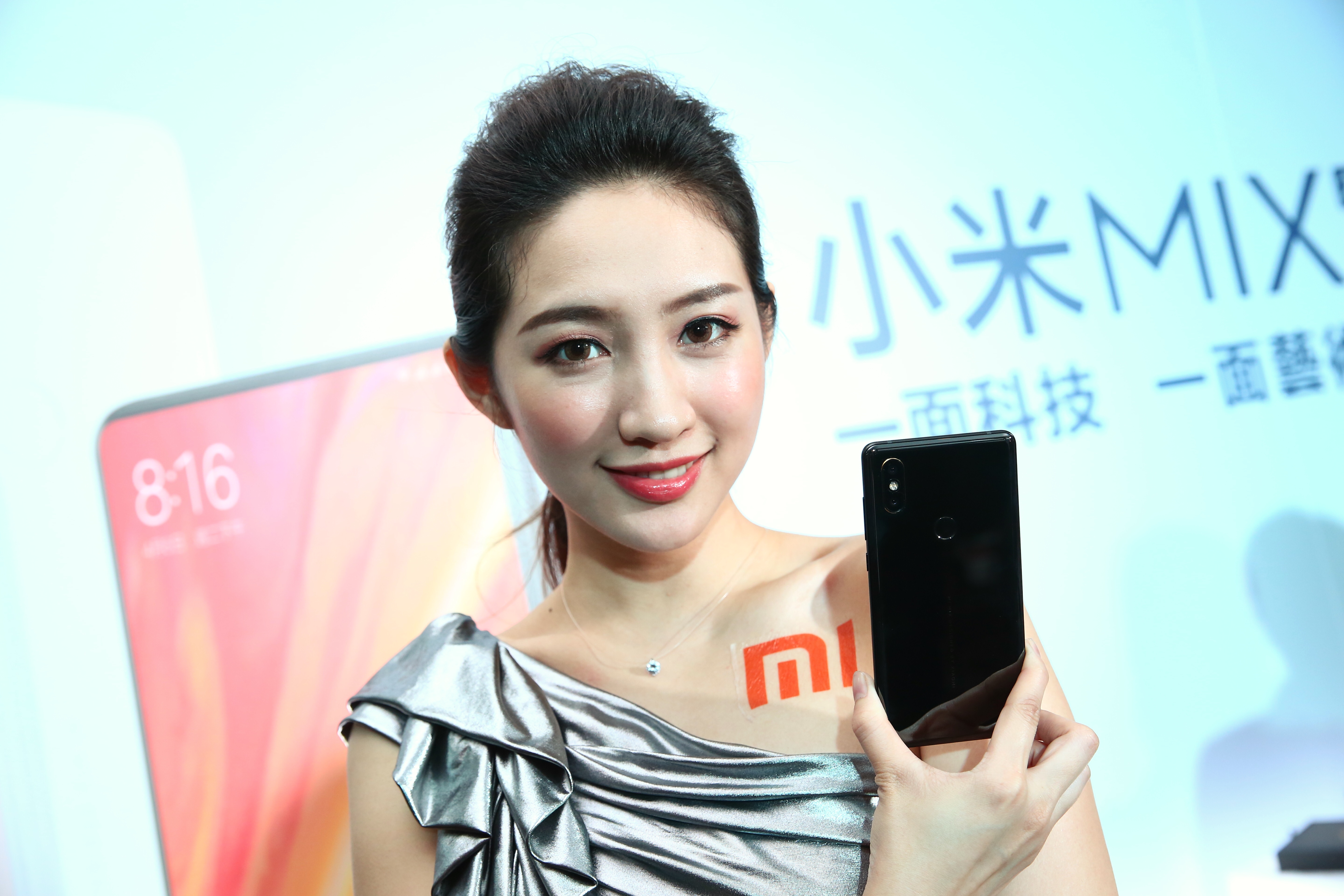 小米8日在台發表了史上拍照最強紅米手機Note 5，及新旗艦機小米MIX 2S。