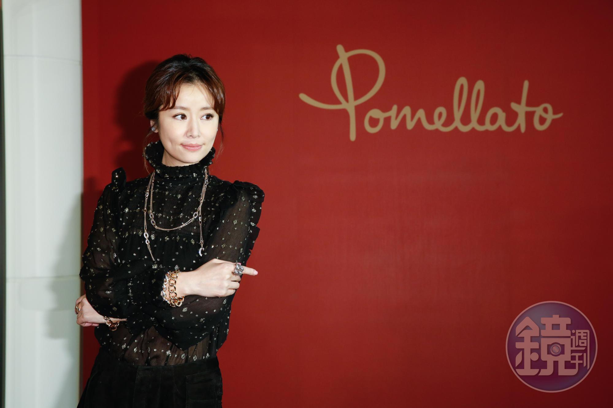 林心如微露性感小蠻腰與長腿,出席Pomellato精品店開幕。