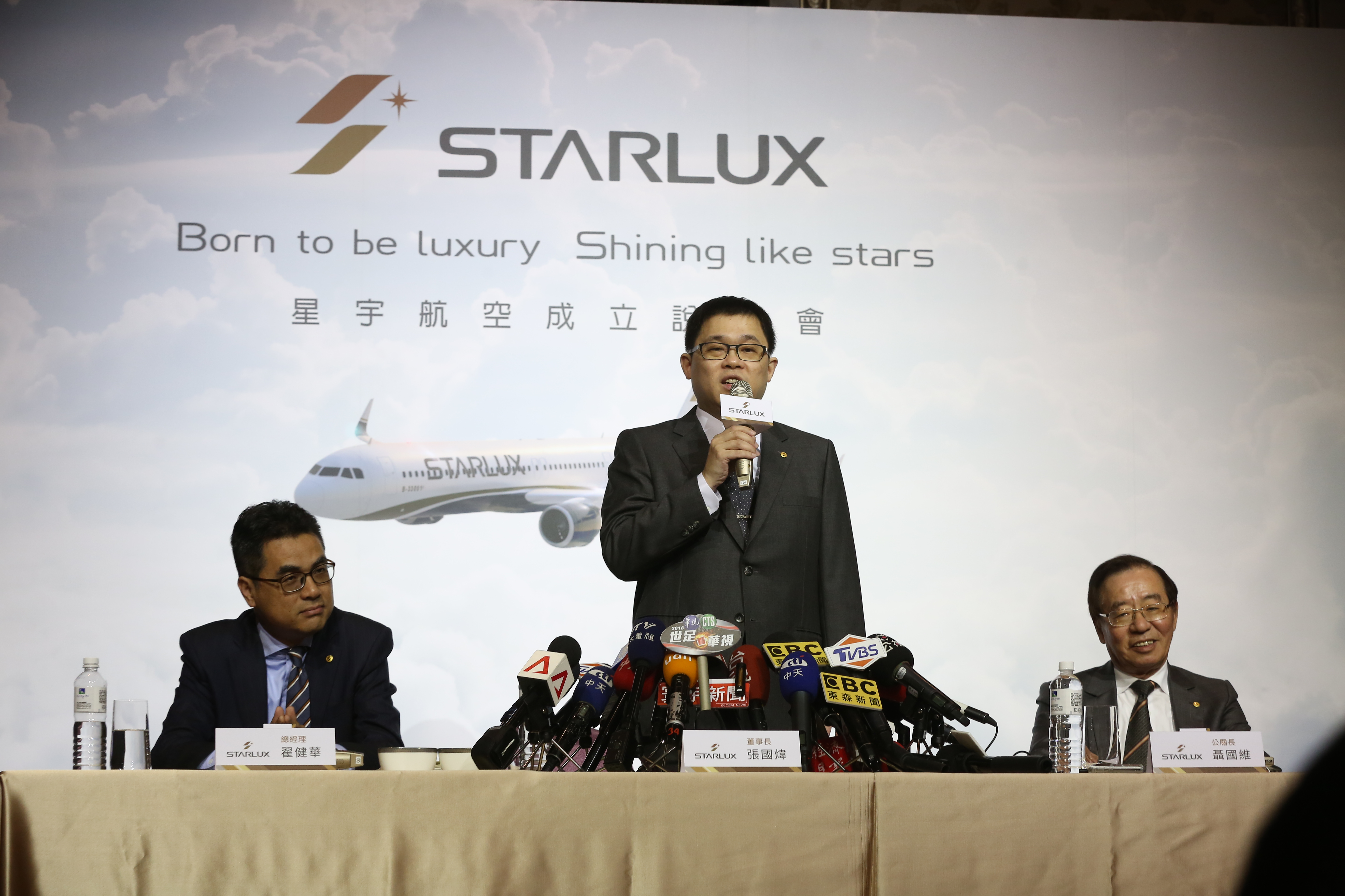 星宇航空今日舉行成立記者會，張國煒霸氣回歸。（左起：星宇航空總經理翟健華、董事長張國煒、公關長聶國維。）