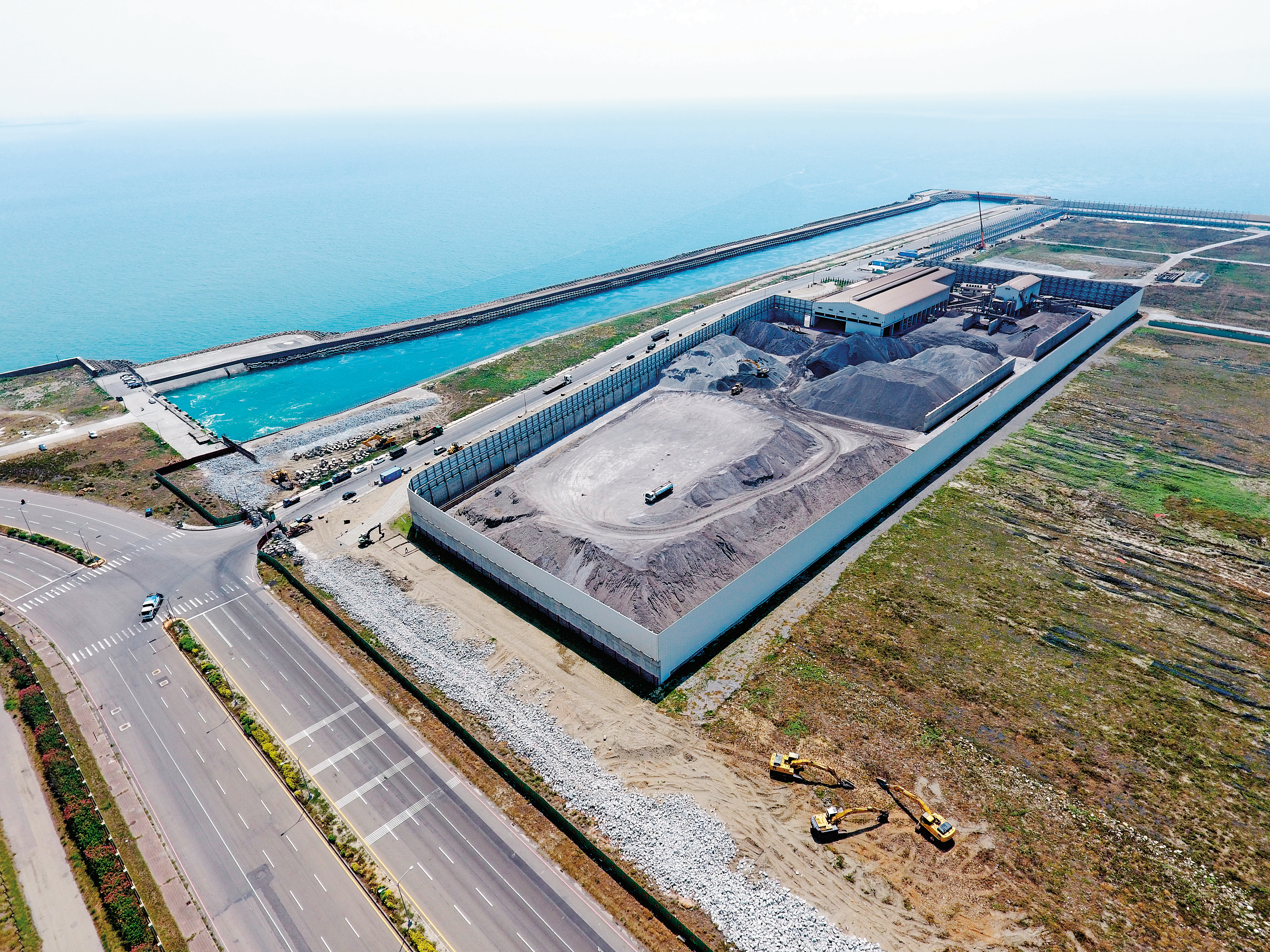 上百萬噸的爐石無法按計畫出口菲律賓，堆積在台中港碼頭。（台中市環保局提供）