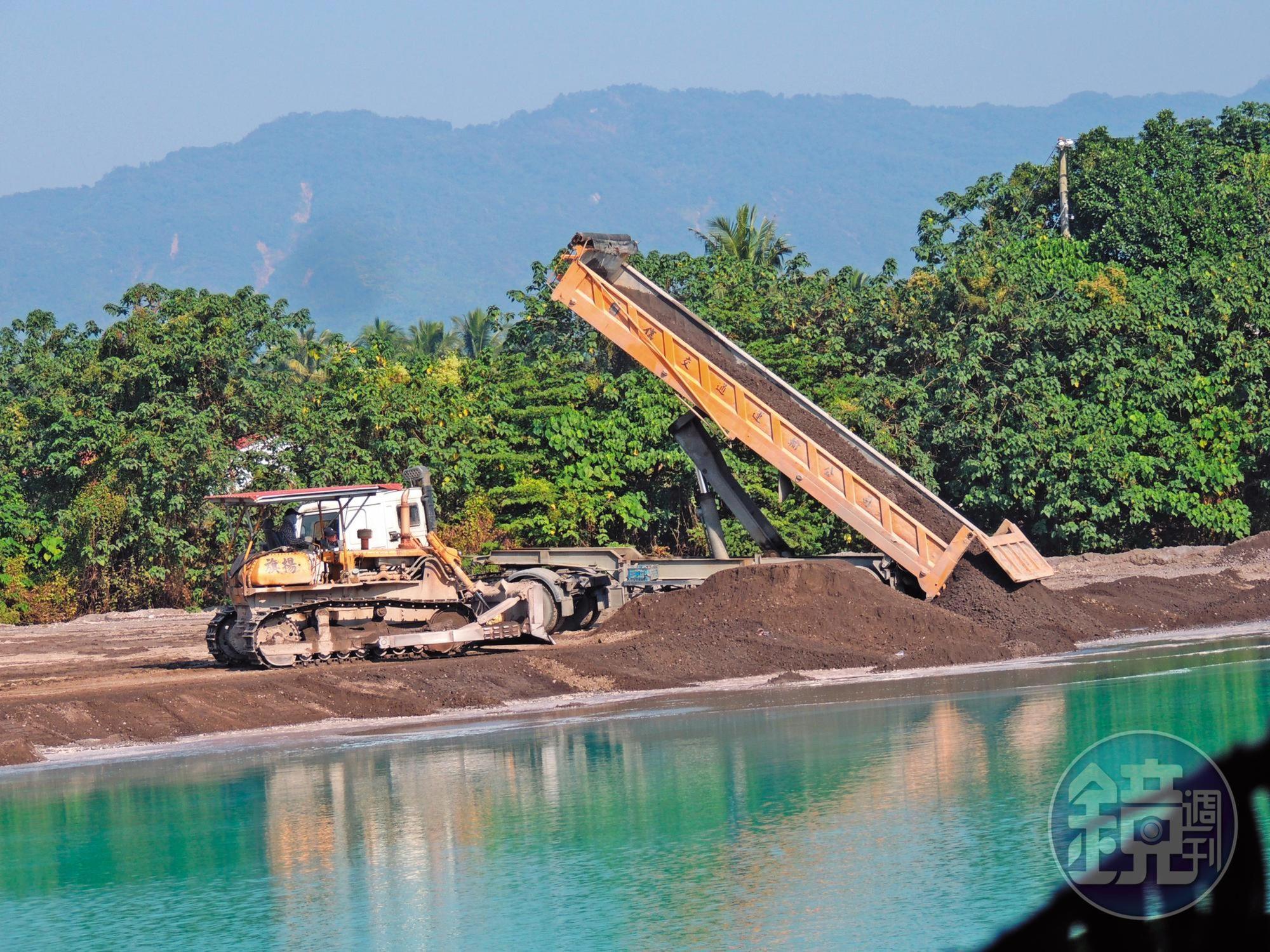 黃胤鴒把大批未經處理的爐石亂倒在旗山圓潭水保區，造成汙染。