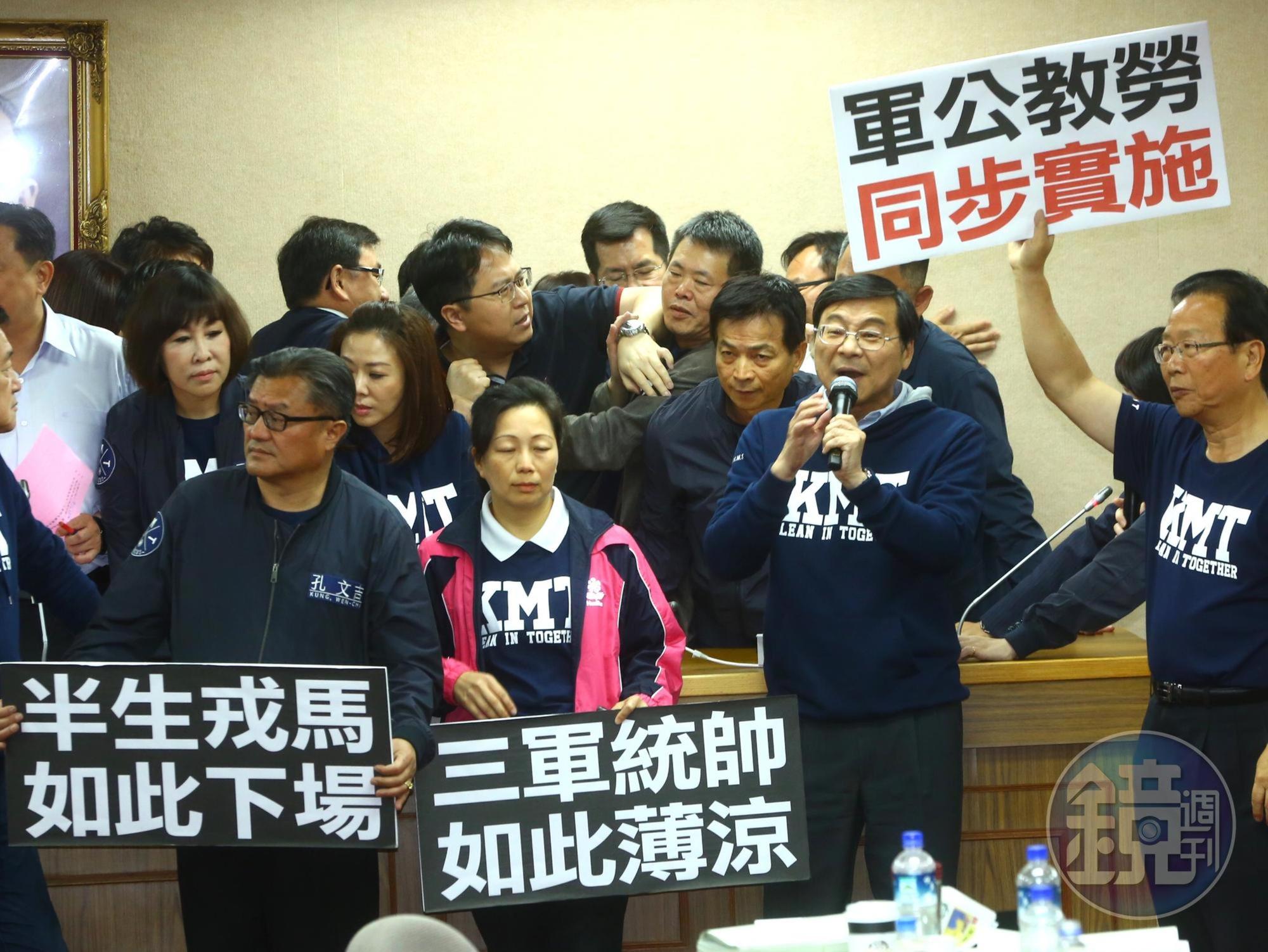 立法院外交國防委員會今將逐條審查軍改相關法案,藍綠發生推擠。