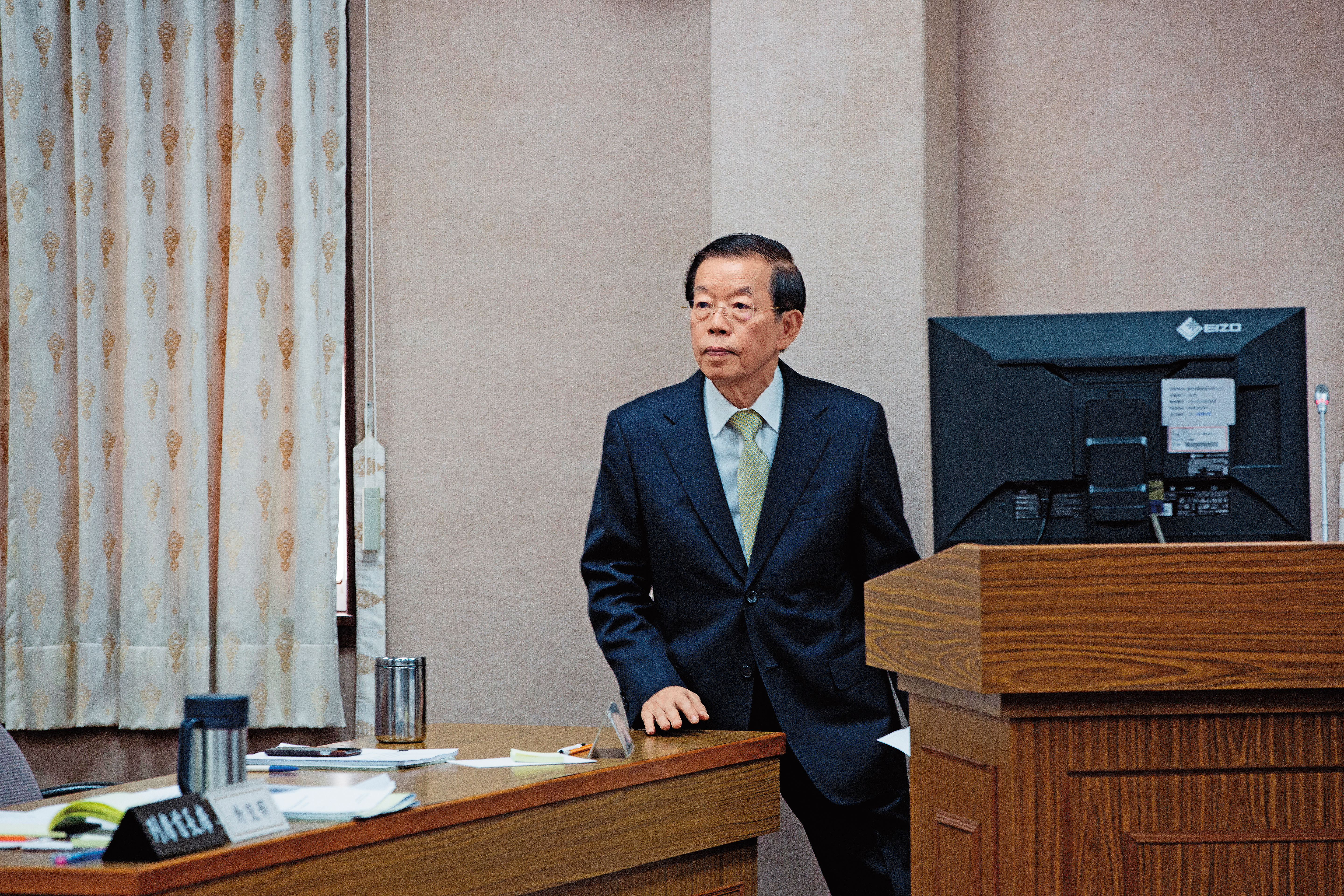 前高雄市長謝長廷利用文化翻轉高雄工業城的形象,被陳學聖大力讚揚及效法。